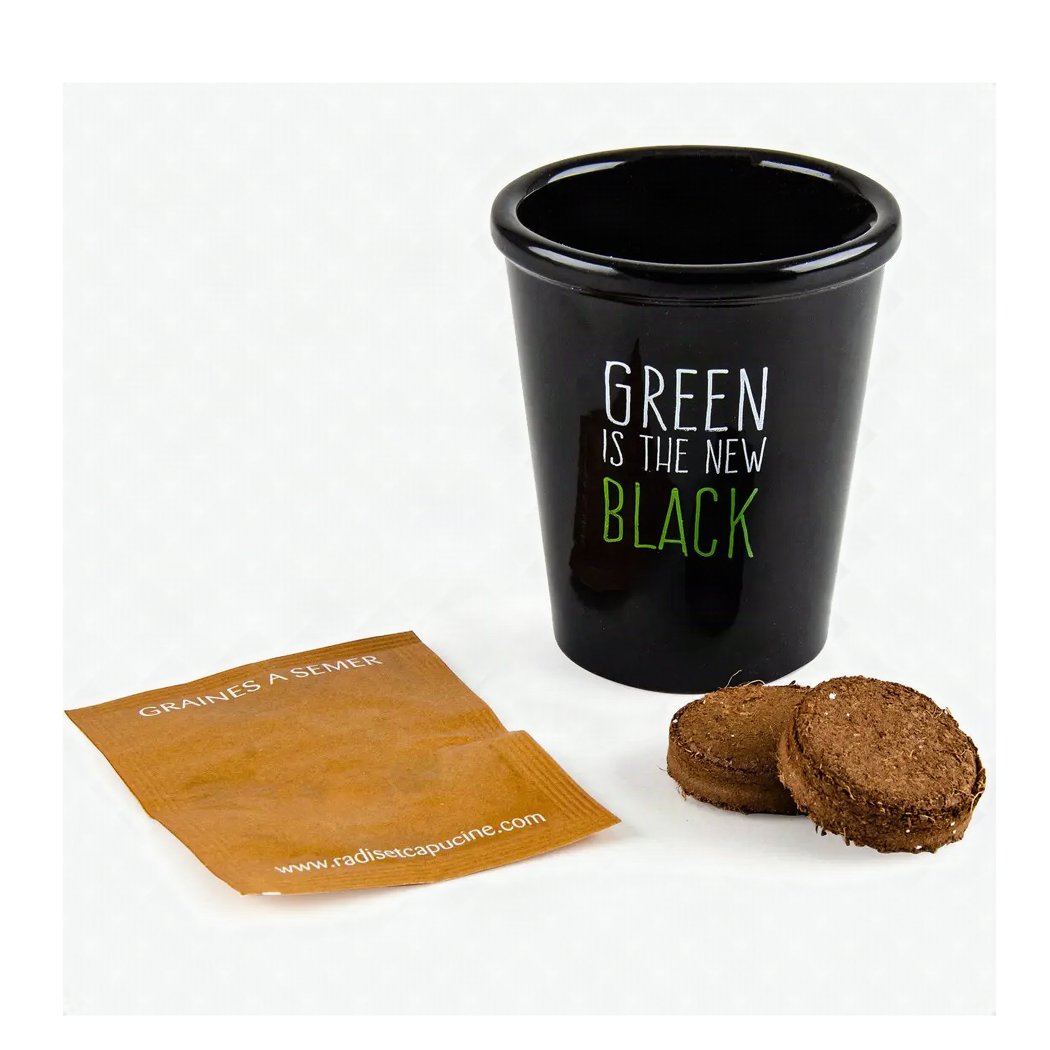 Vaso nero per la coltivazione con bustina di semi e due pastiglie di cocco su fondo bianco