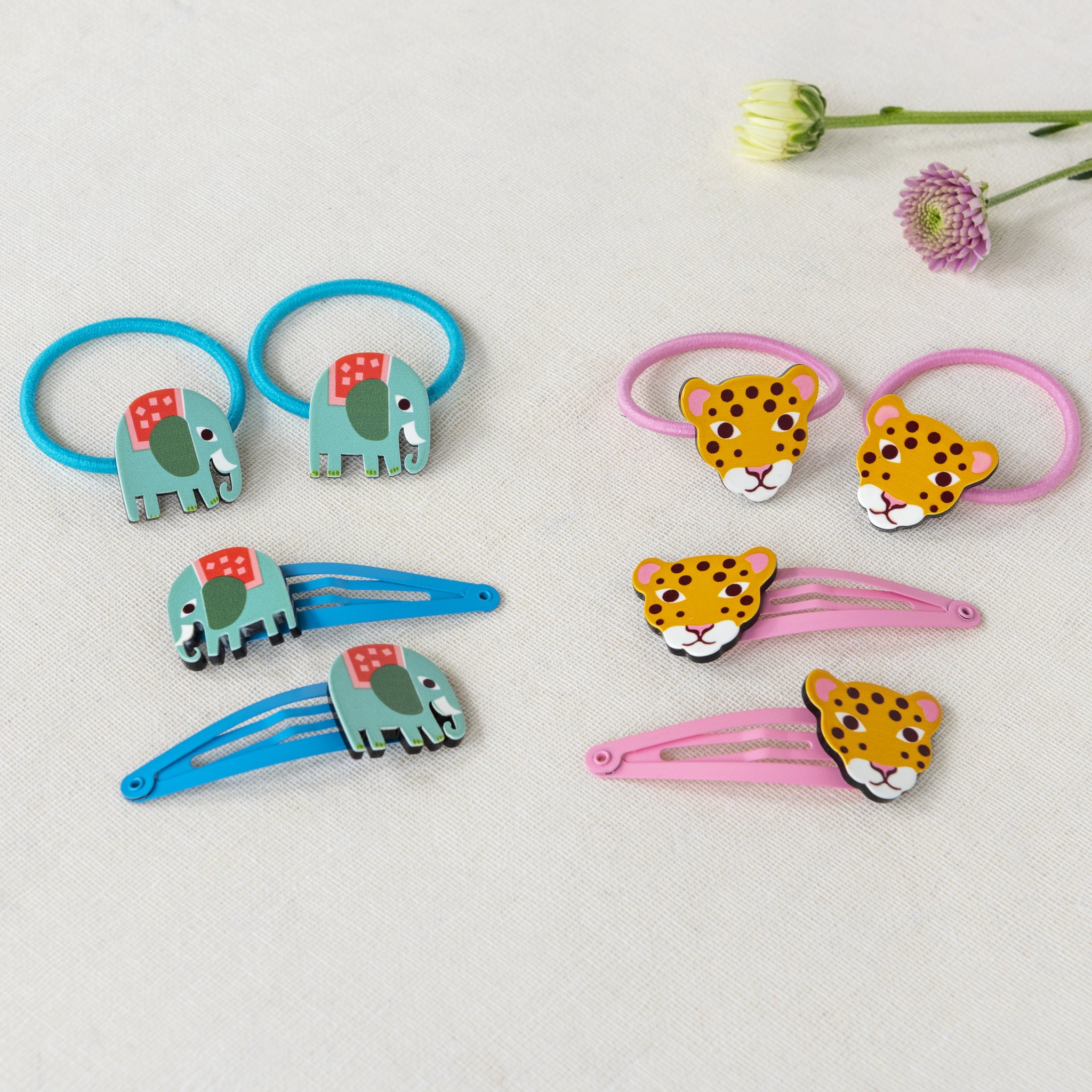 Barrettes et élastiques éléphant à côté du set léopard de la gamme Wild Wonders