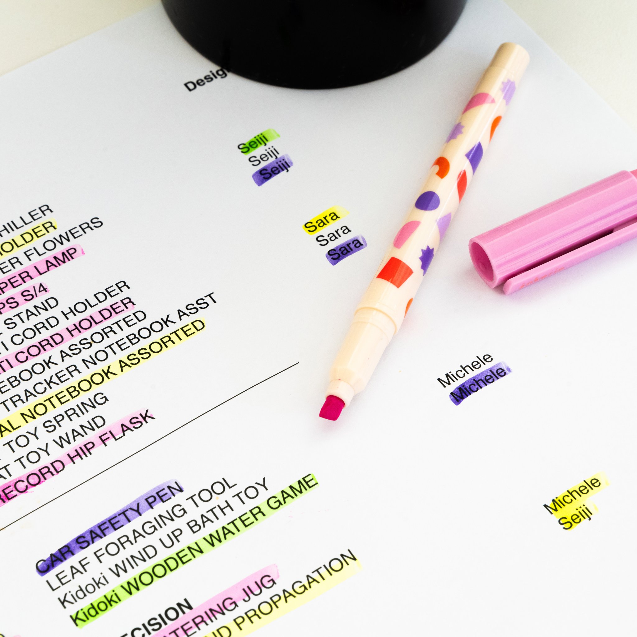 Radierbarer Textmarker mit Punktmuster markiert eine Zeile auf einer Liste