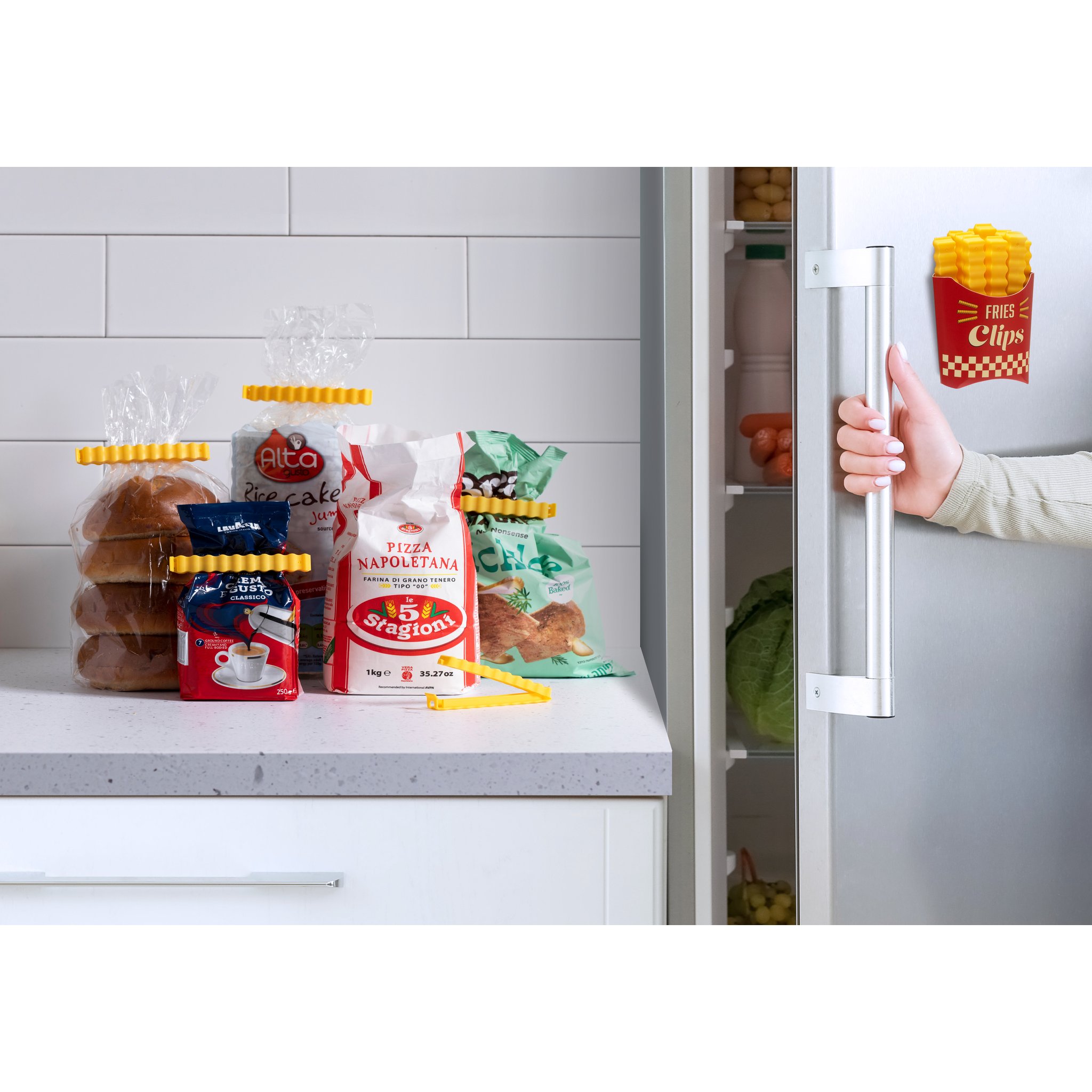 Pommes-Box magnetisch am Kühlschrank mit Clips an Brot- und Pasta-Tüten