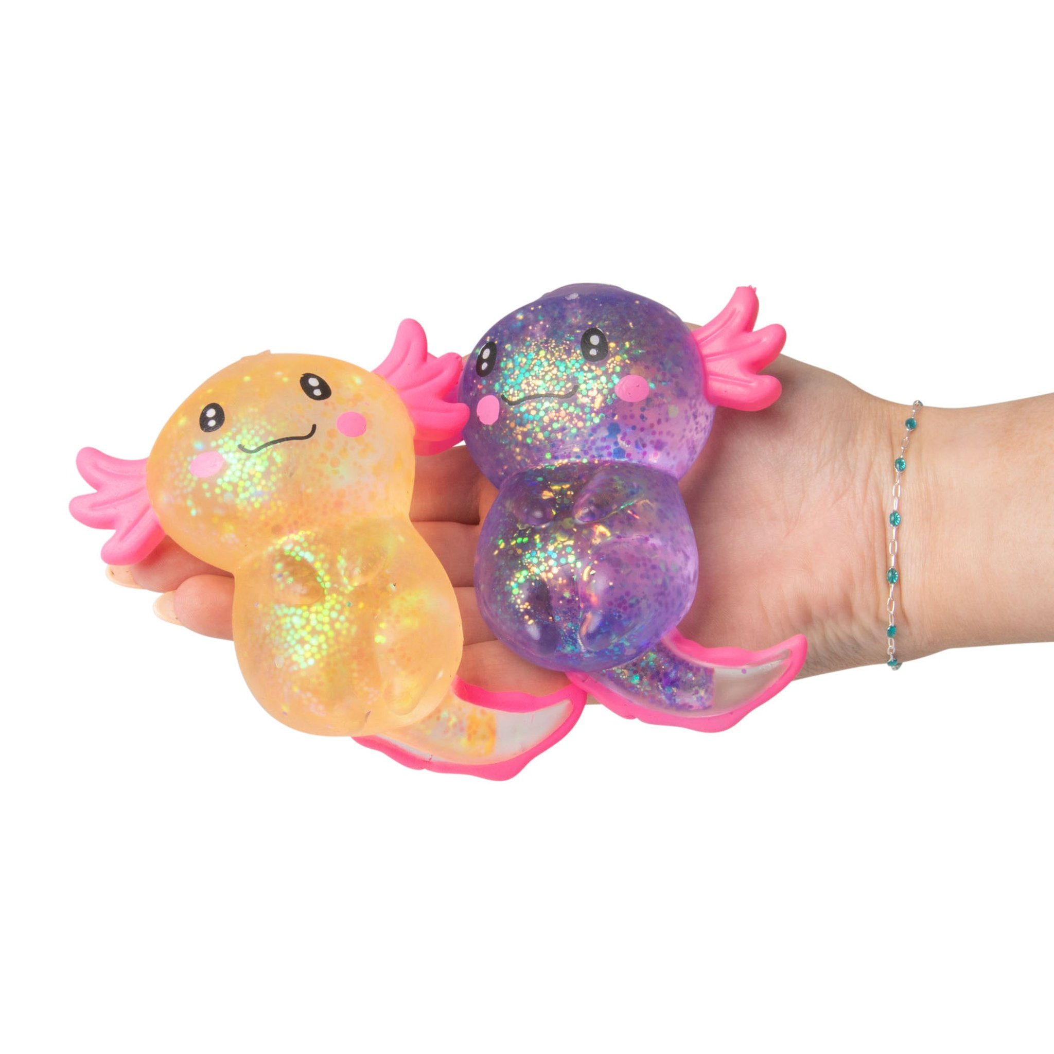 Zwei Axolotl-Squishys in Orange und Lila liegen in einer Hand