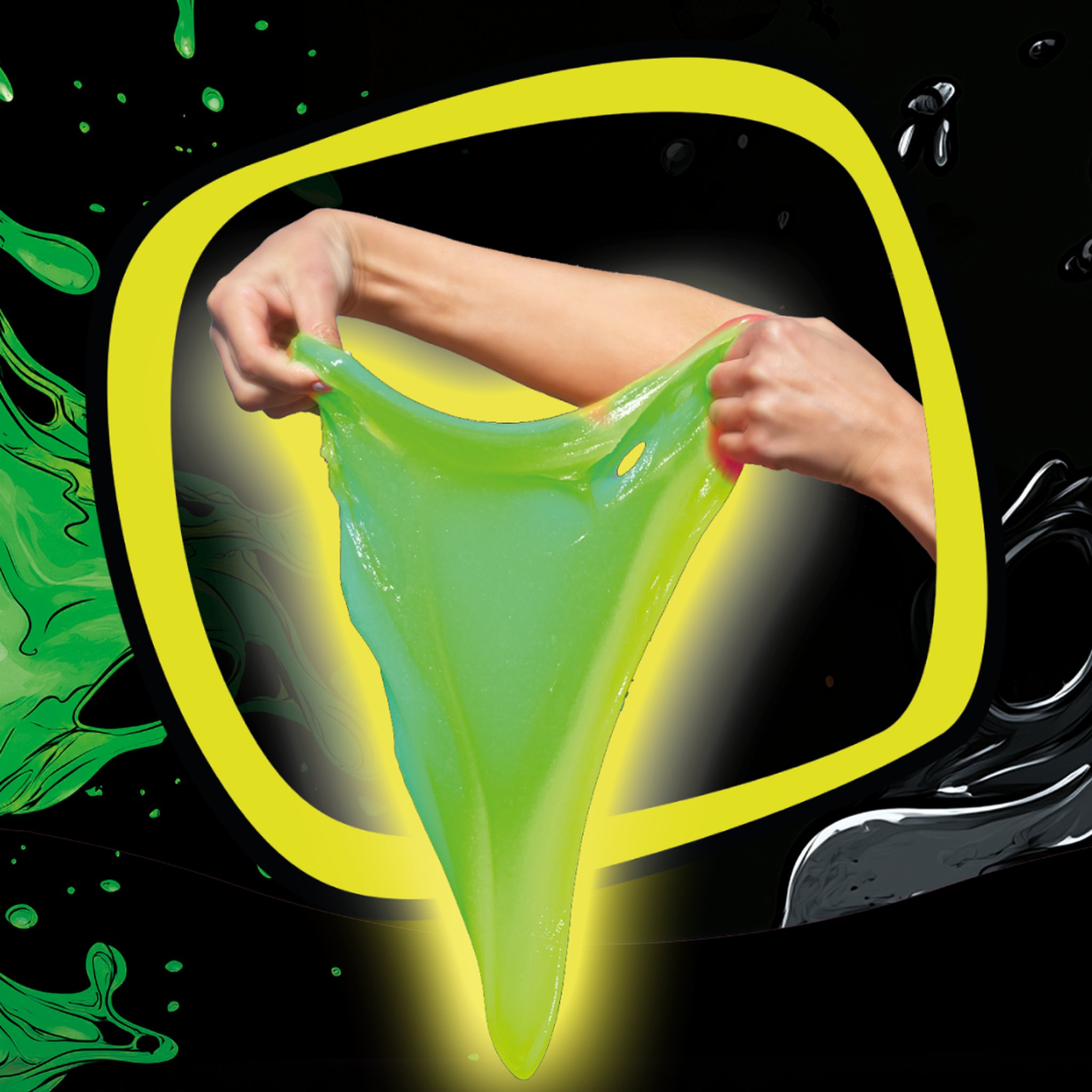 Mani che allungano lo Jiggly Slime verde mentre brilla nel buio