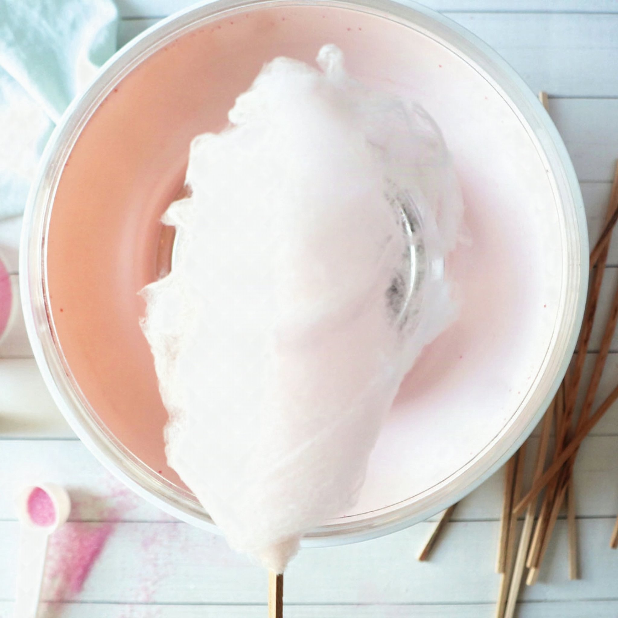 Fertige Zuckerwatte in der Zuckerwattemaschine