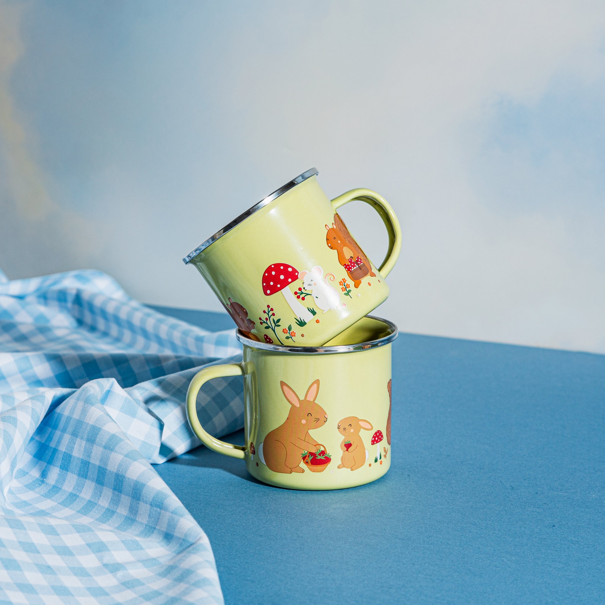 Tasse émaillée amis du jardin Sass & Belle, deux tasses avec lapin et écureuil sur tissu bleu