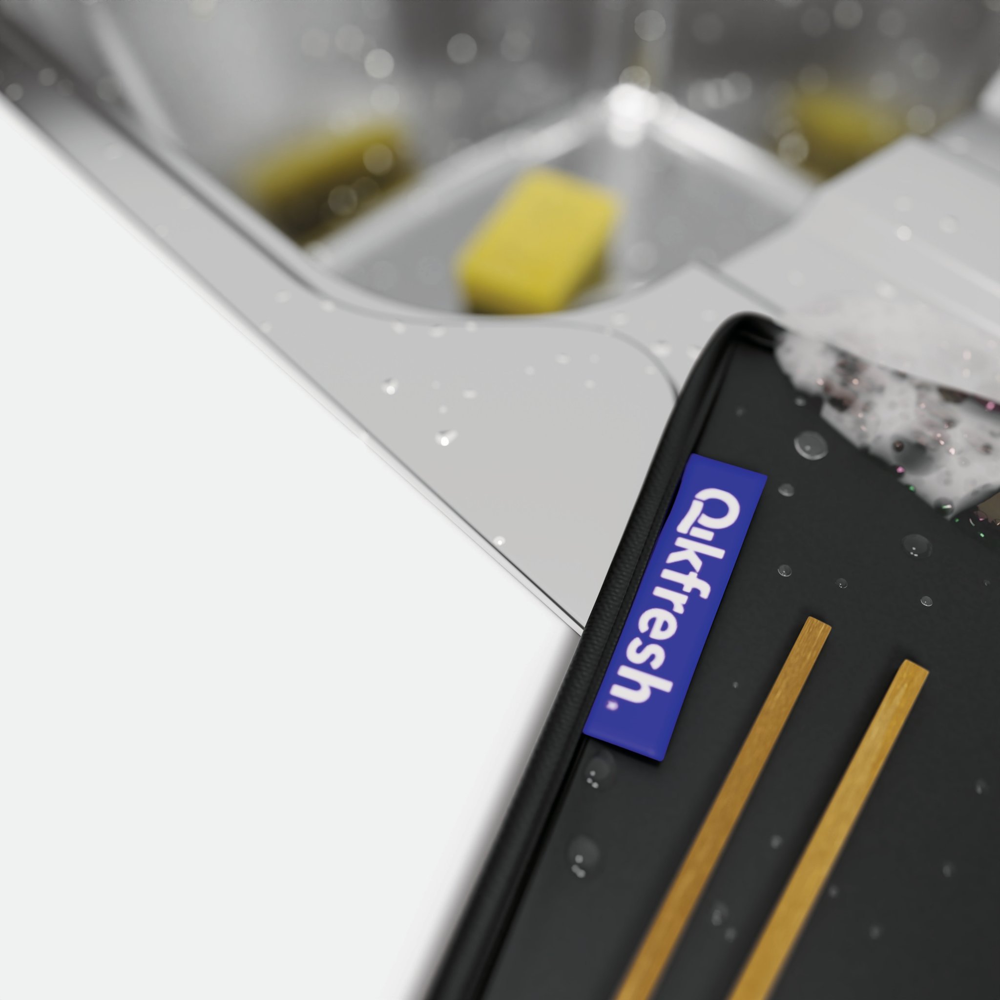 Primo piano del materiale idrorepellente con etichetta Qikfresh e bastoncini di bambù inseriti