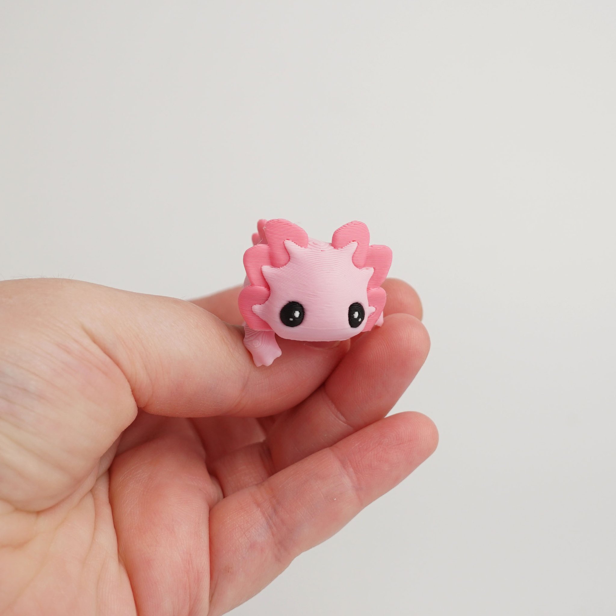 Tukitsu Axolotl Schlüsselanhänger Rosa — Grössenvergleich mit Hand