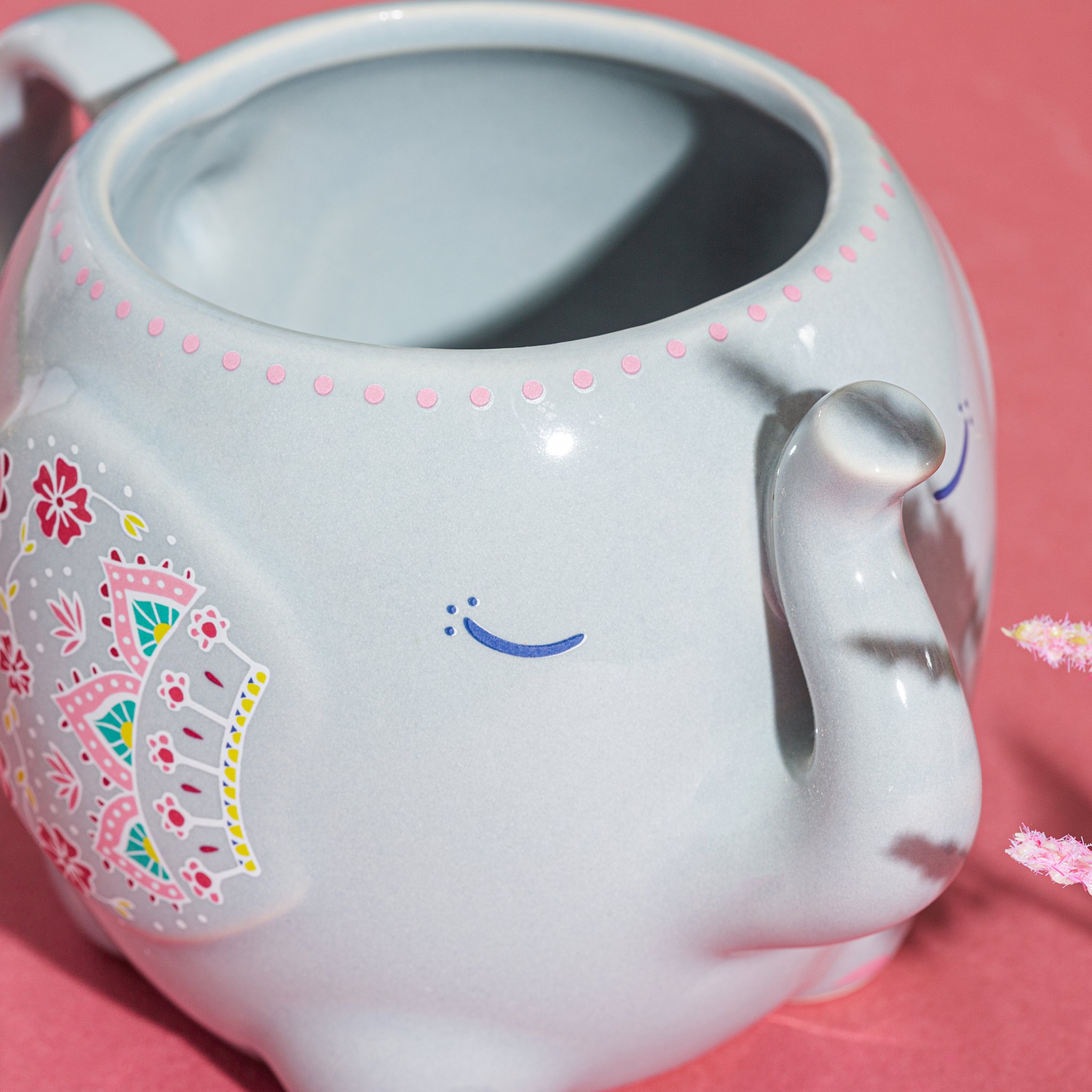 Tazza Mandala Elefante Sass & Belle – vista dettagliata dall'alto con bordo, sorriso blu e proboscide