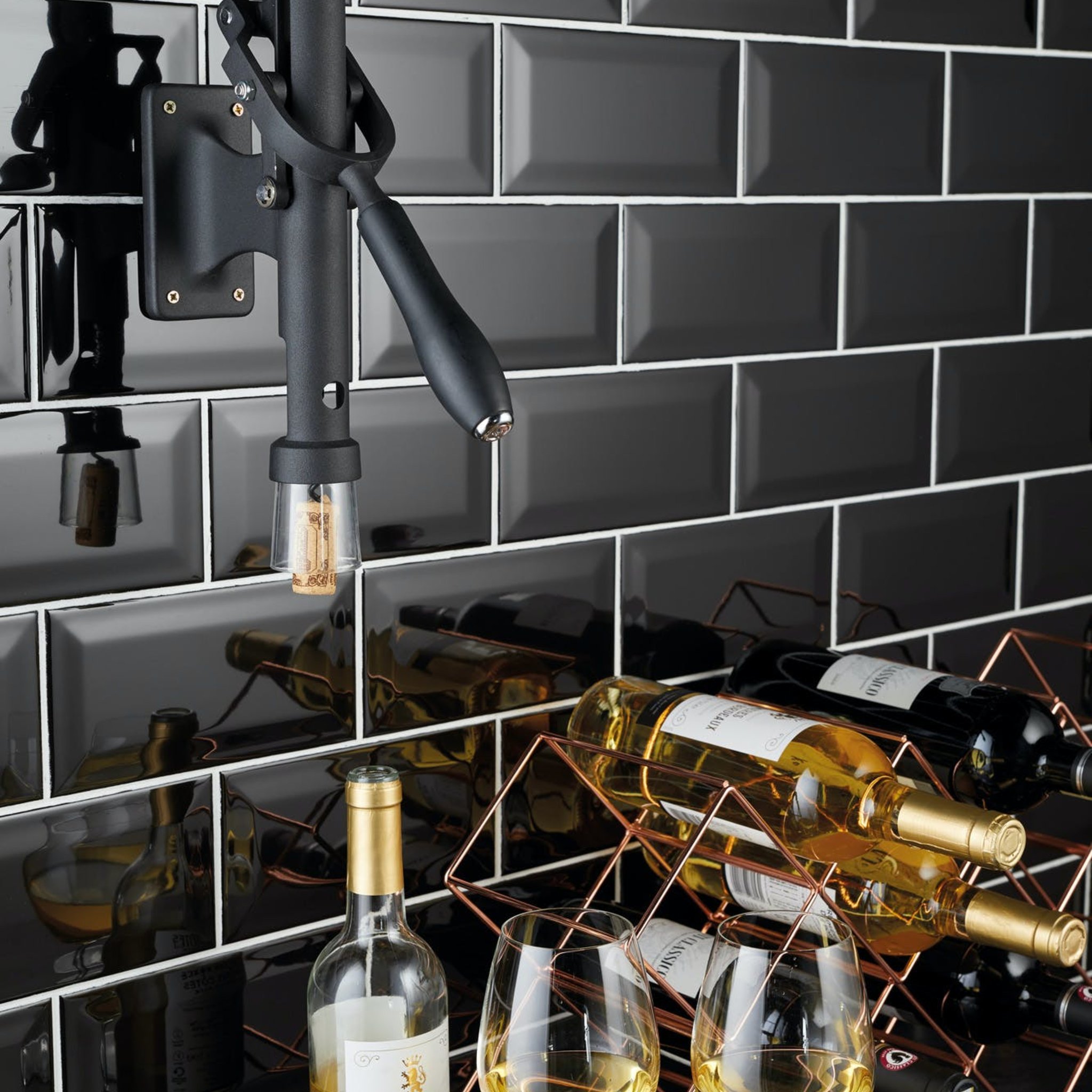 Cavatappi da parete in elegante home bar con portabottiglie