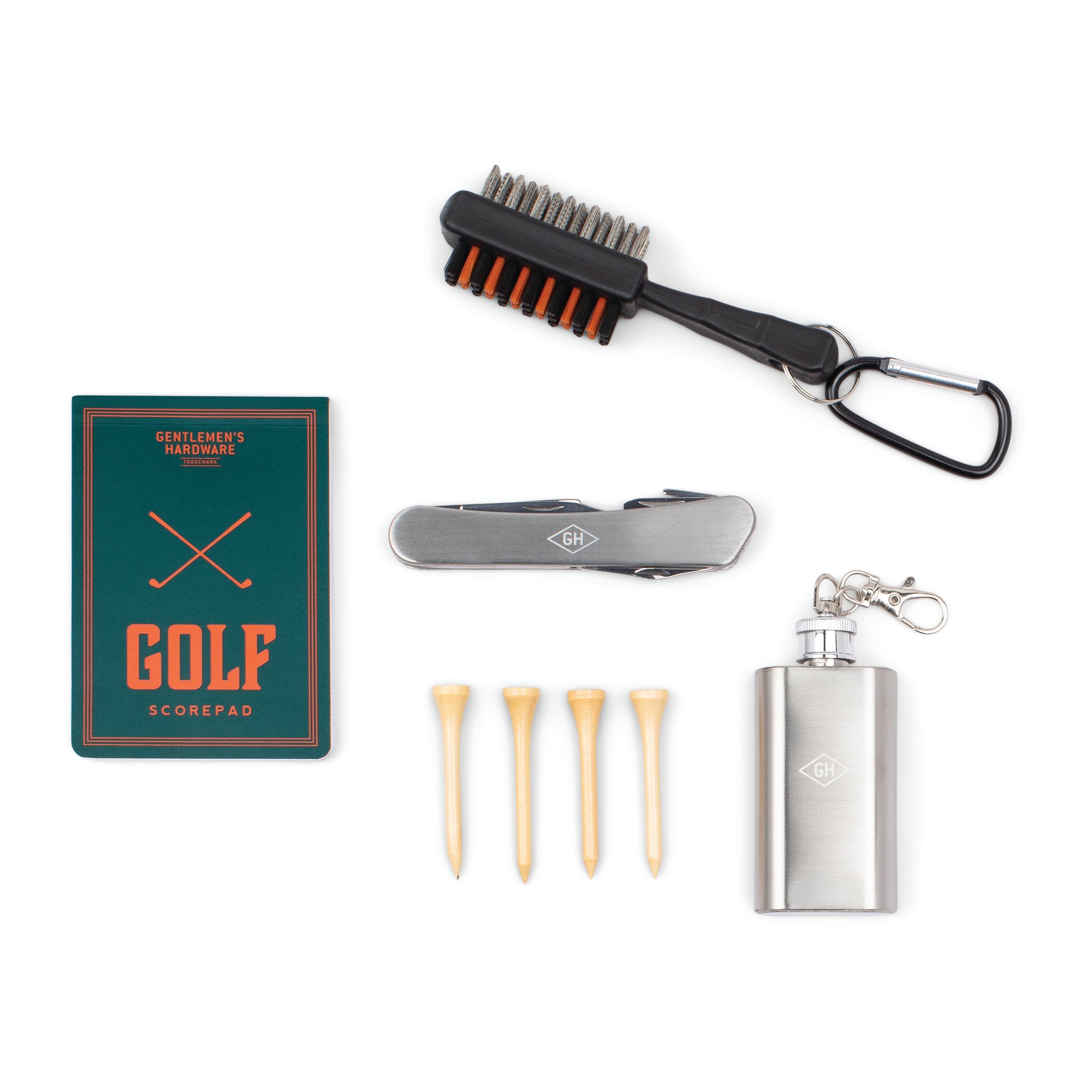 Alle Teile des Golf Liebhaber Sets einzeln auf Weiss: Bürste mit Karabiner, Multitool, Tees, Scorepad und Mini-Flachmann