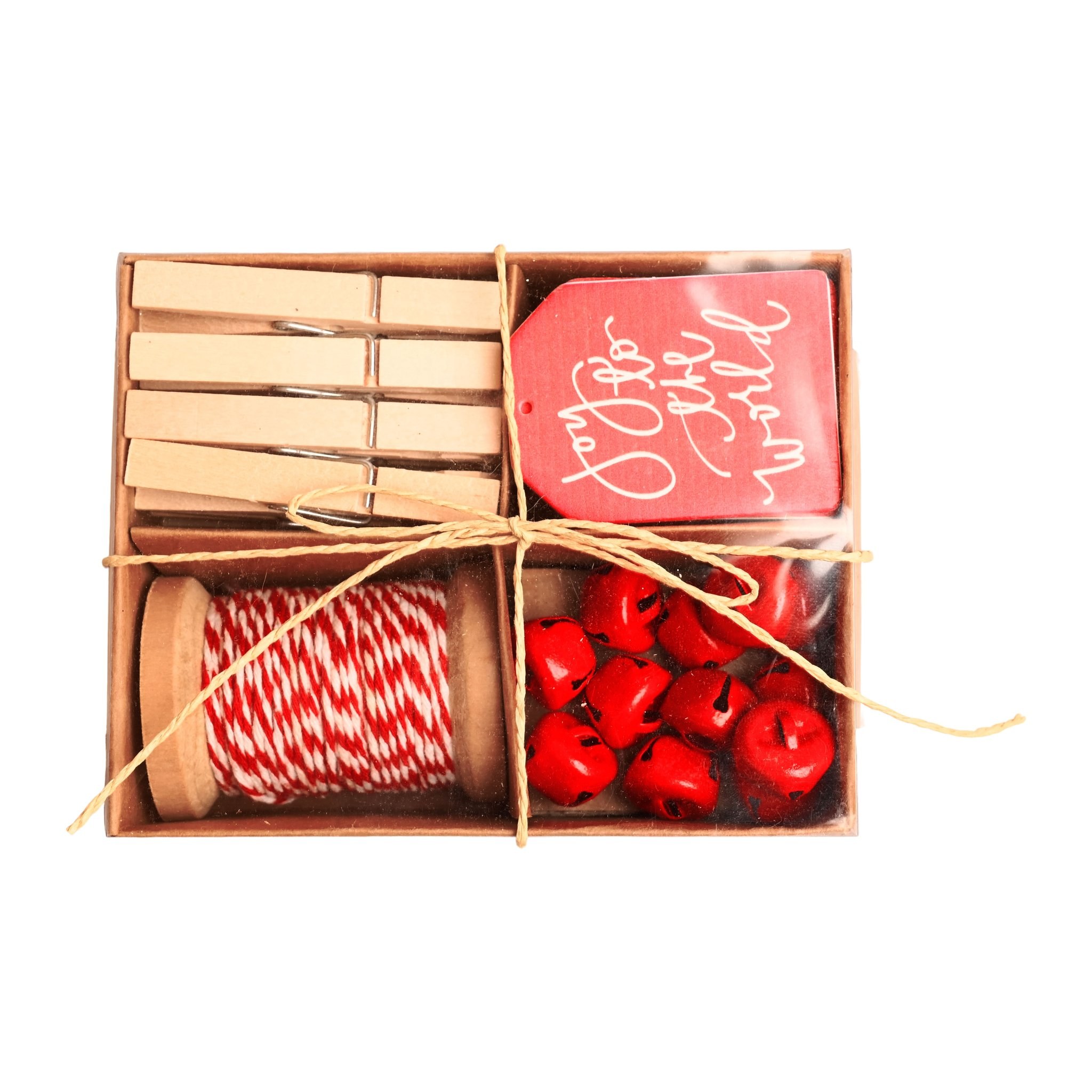 Geschenkanhänger-Set in Kartonbox mit Holzklammern, rot-weisser Kordel, Glöckchen und Anhängern
