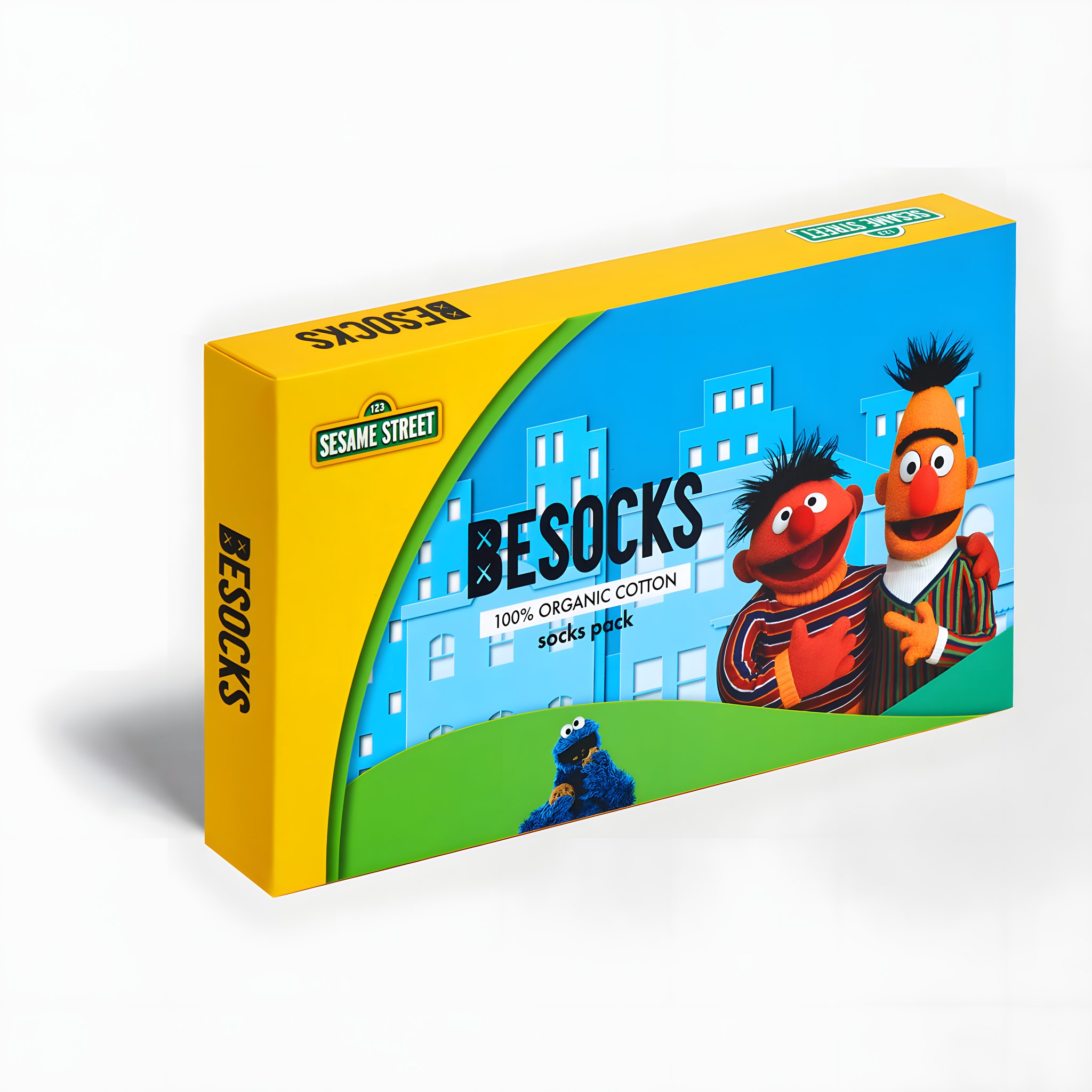 Geschlossene gelb-blaue Geschenkbox des Sesamstrasse Socken-Geschenksets mit Ernie und Bert, schräg von vorne