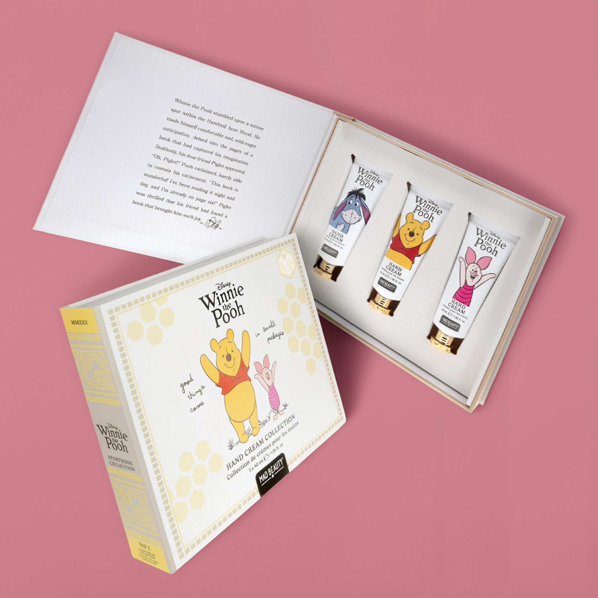 Aufgeklappte Buchverpackung mit drei Handcremes mit Puuh, I-Aah und Ferkel, rosa Hintergrund