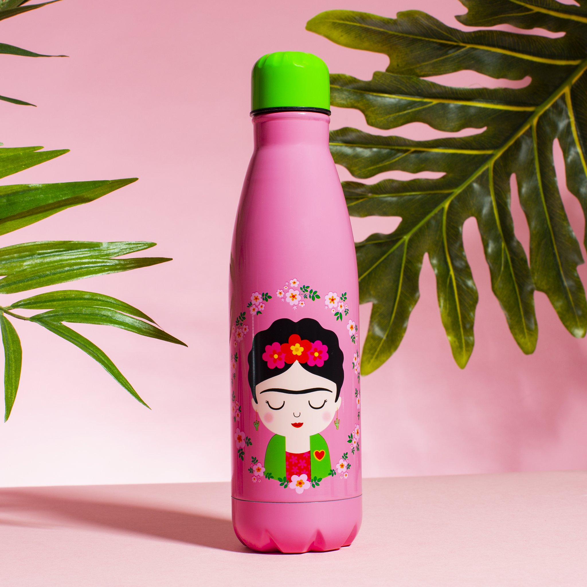 Frida Trinkflasche von Sass & Belle, pinke Edelstahlflasche vor rosa Wand mit Palmenblättern