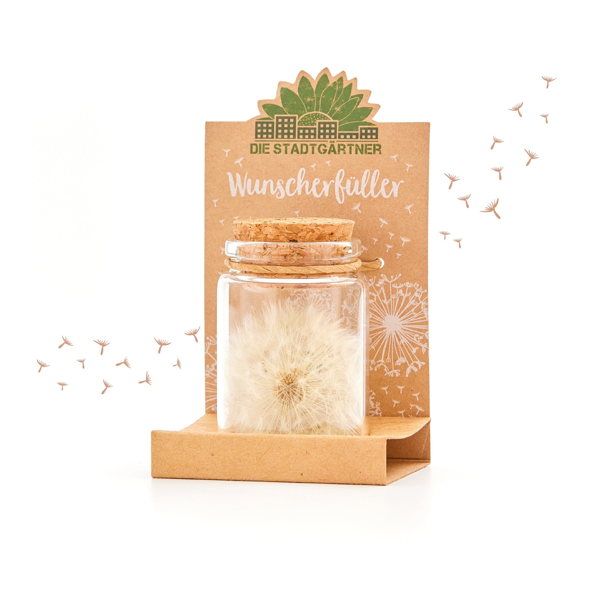 Wunscherfüller auf weissem Grund: Glas mit echter Pusteblume vor der Karte mit Pusteblumen-Motiv