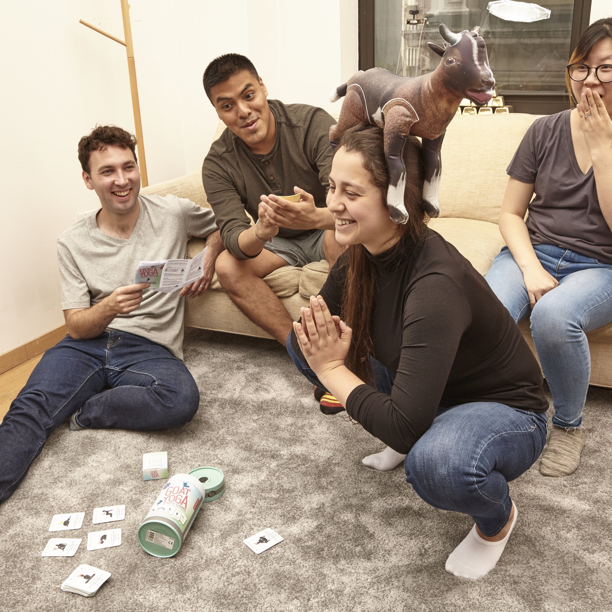 Ziegen-Yoga Partyspiel von Kikkerland – Gruppe spielt mit aufblasbarer Ziege