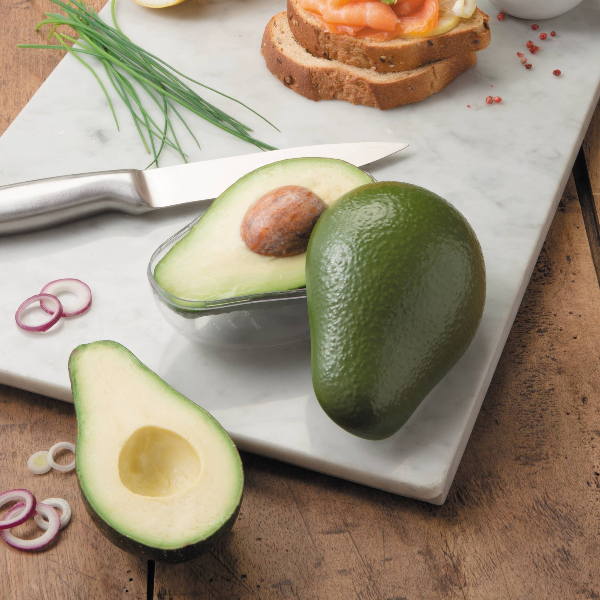 Avocado Frischebox mit Avocados auf Marmorbrett
