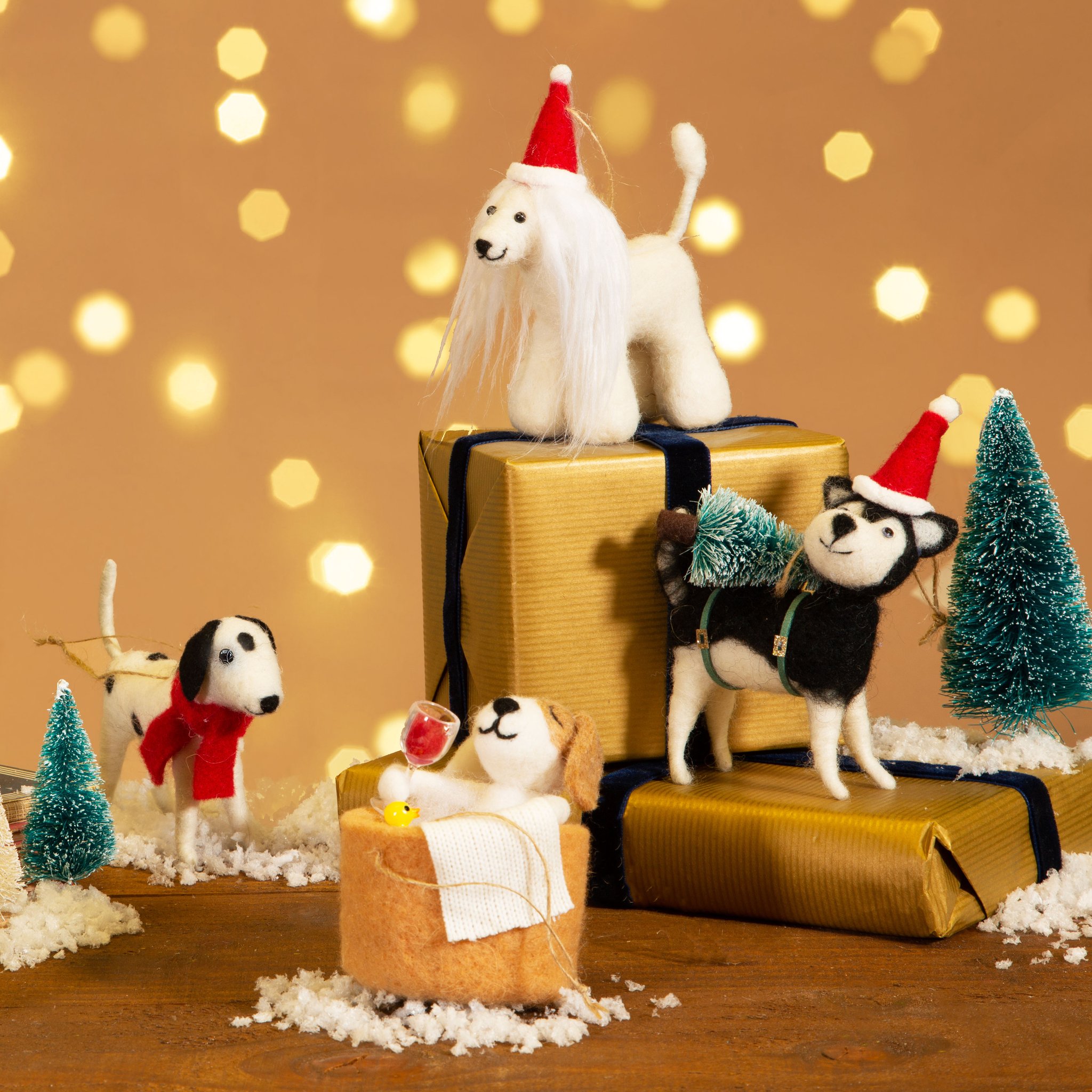 Badehund Weihnachtsanhänger mit weiteren Filzhunden und Geschenken vor Bokeh