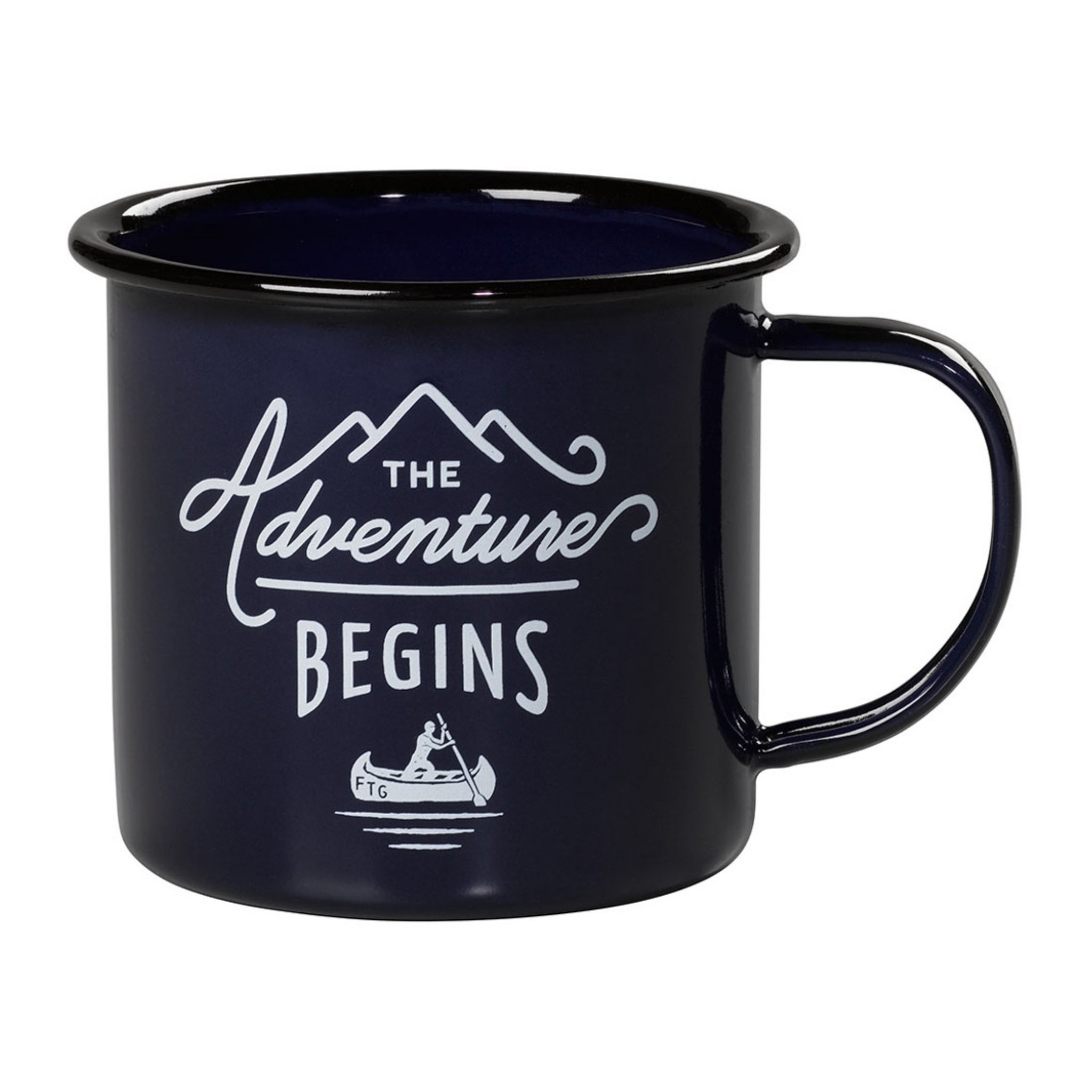 Emailletasse in Navy mit weissem Schriftzug «The Adventure Begins», Berglinie und Kanu, Henkel rechts