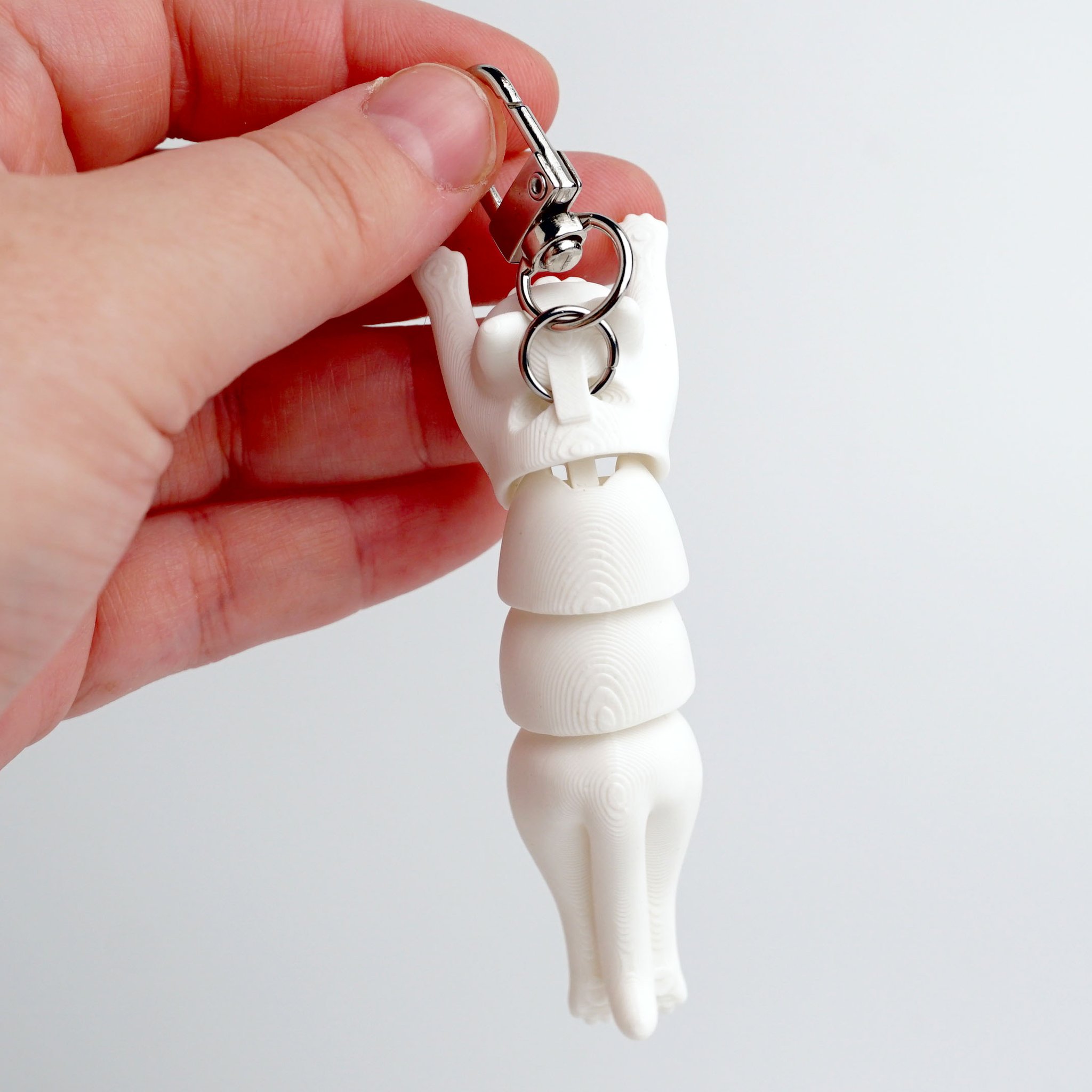 Tukitsu Katzen Schlüsselanhänger Weiss — gegliederter Körper Detail mit Karabiner