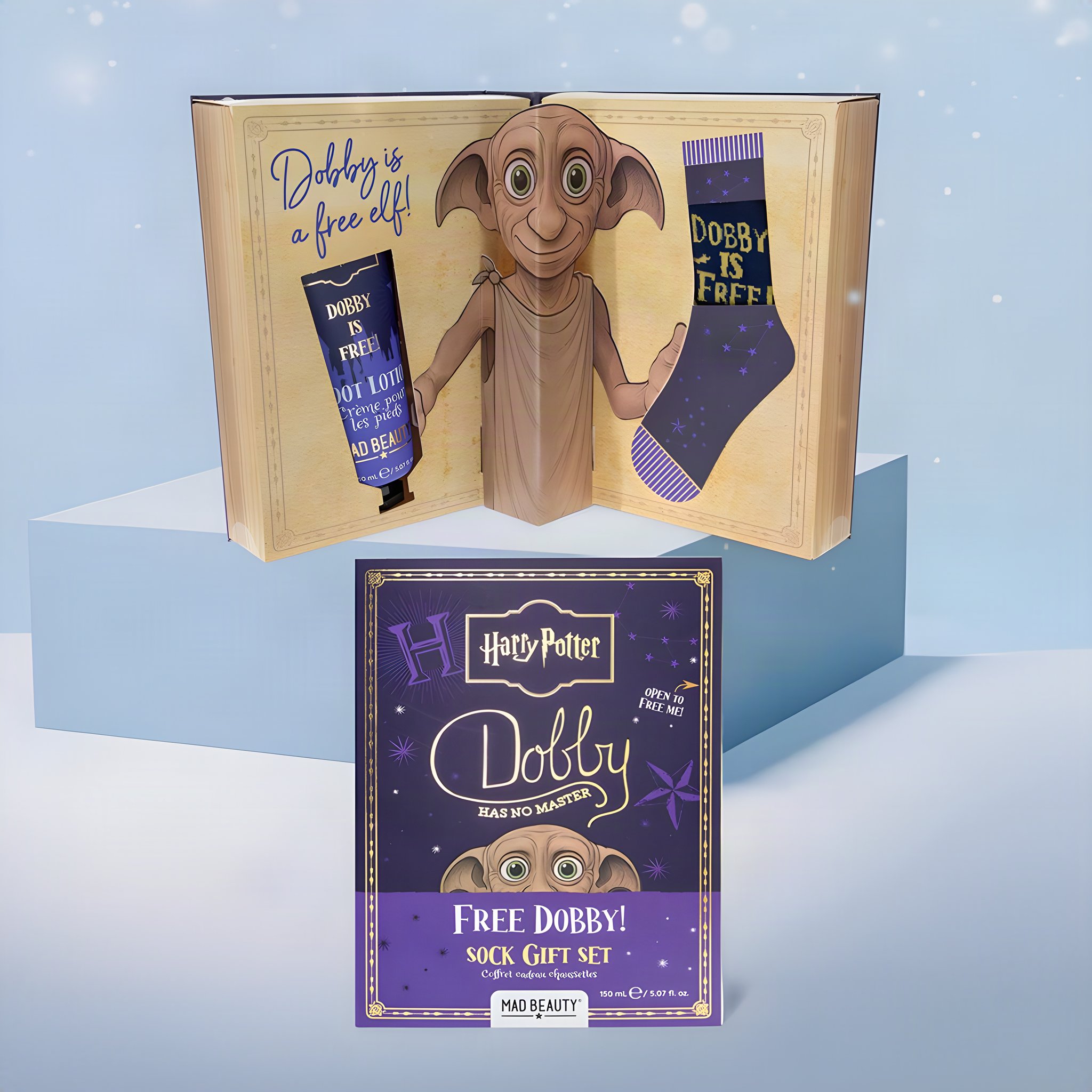 Aufgeklappte Buchbox mit Dobby, Fusslotion und Socke, davor das geschlossene Set «Free Dobby!»