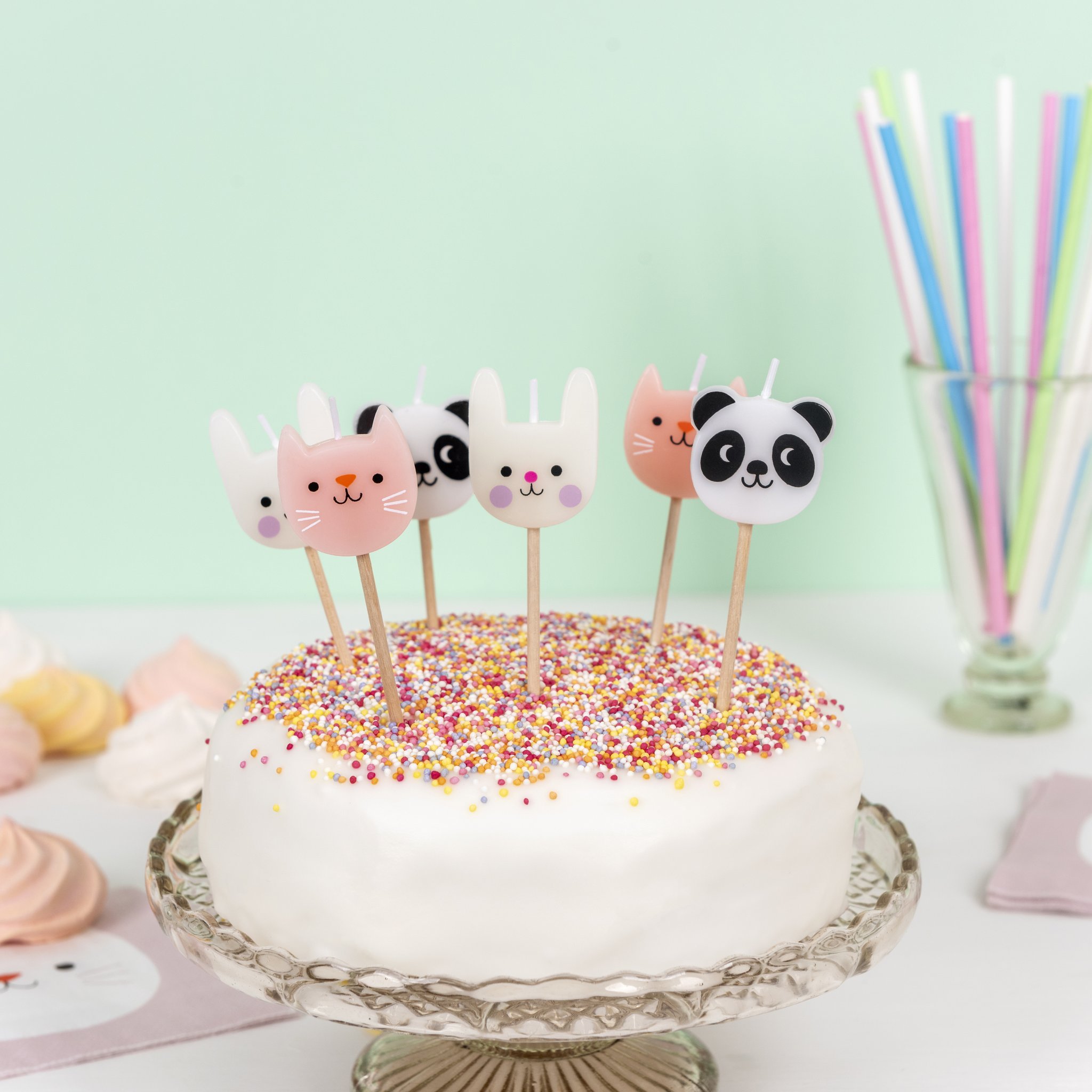 Bougies de fête Miko and Friends sur un gâteau aux vermicelles, pailles en arrière-plan