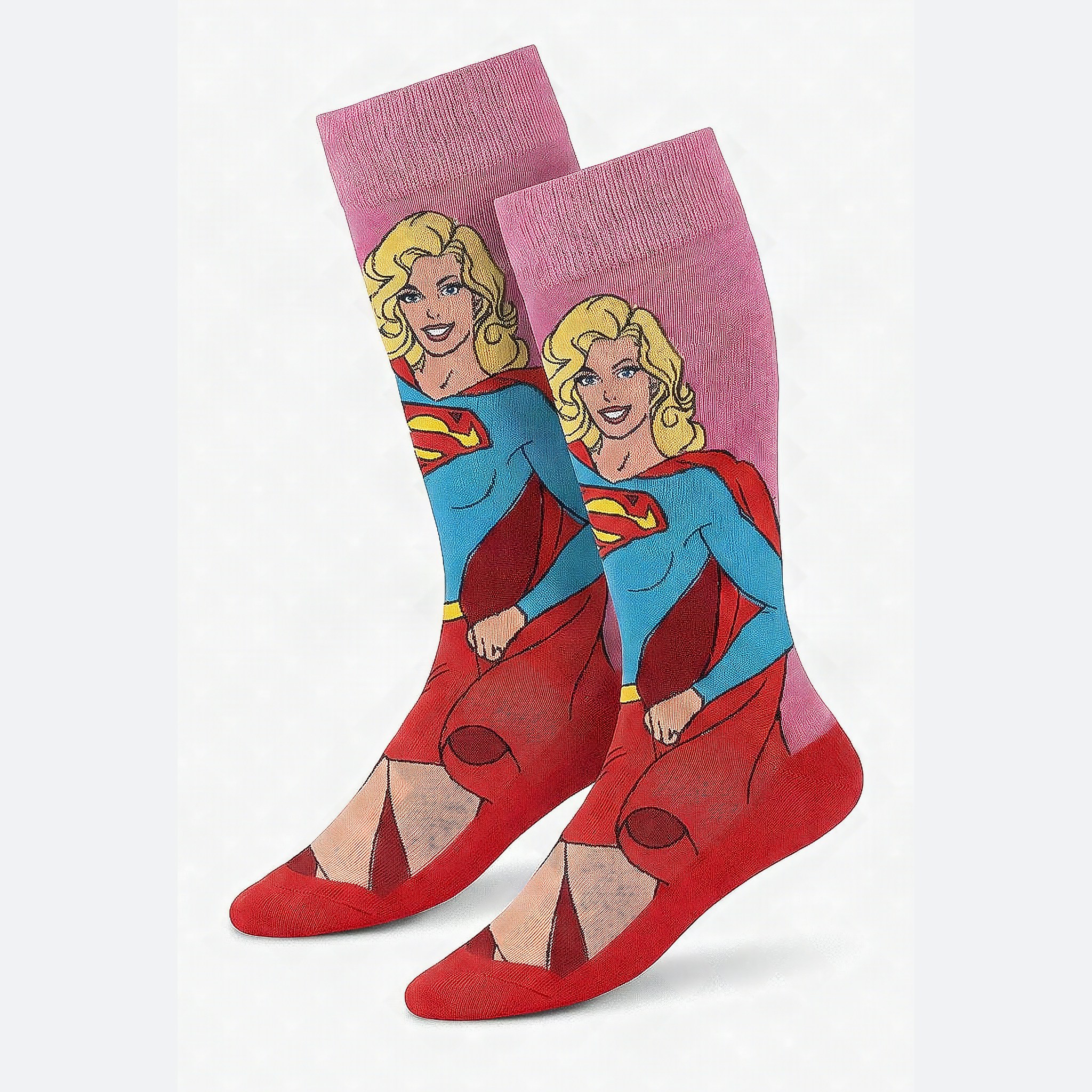 Chaussettes hautes avec Supergirl en bleu et rouge sur fond rose clair