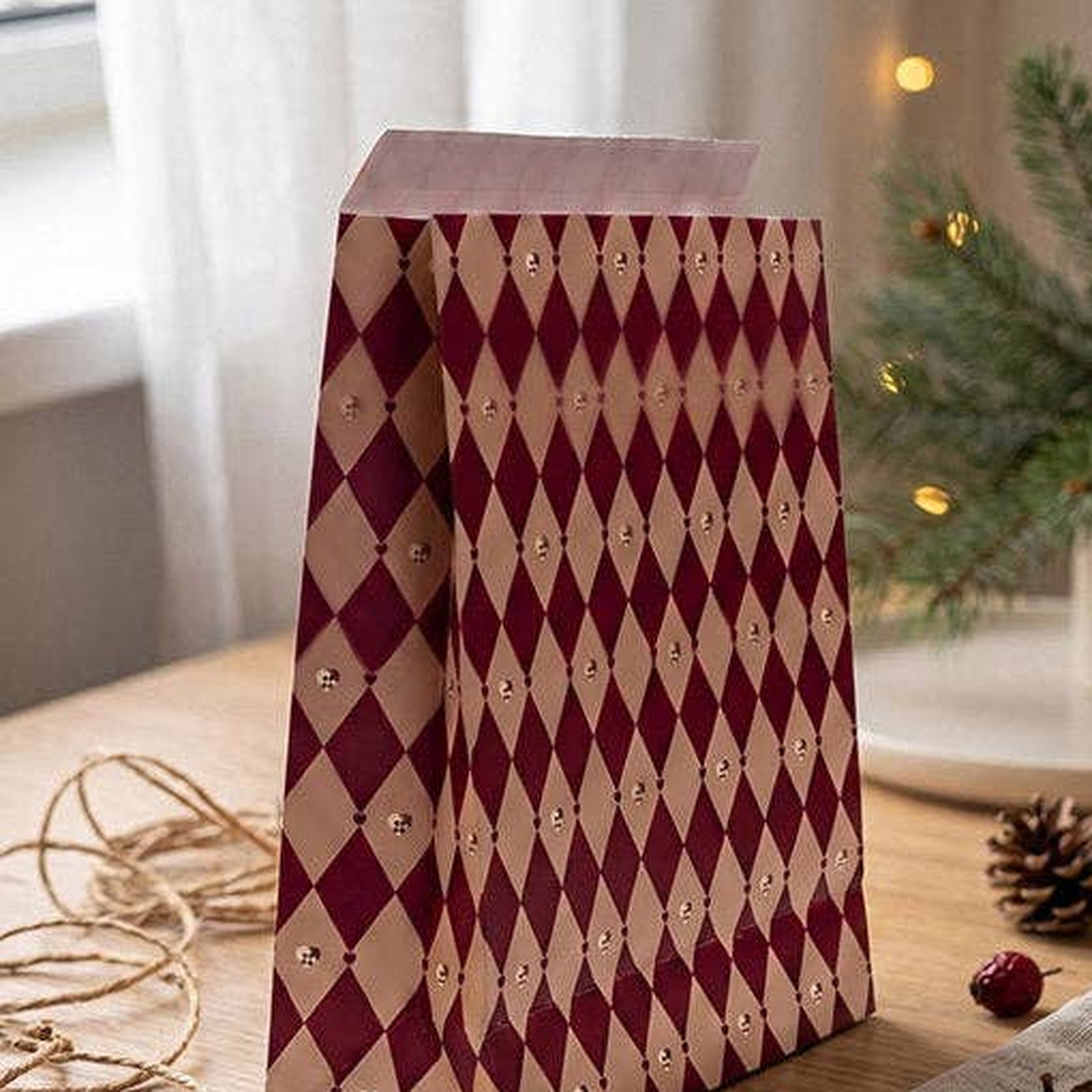 Rote Geschenktüte mit Rautenmuster – Stimmungsbild