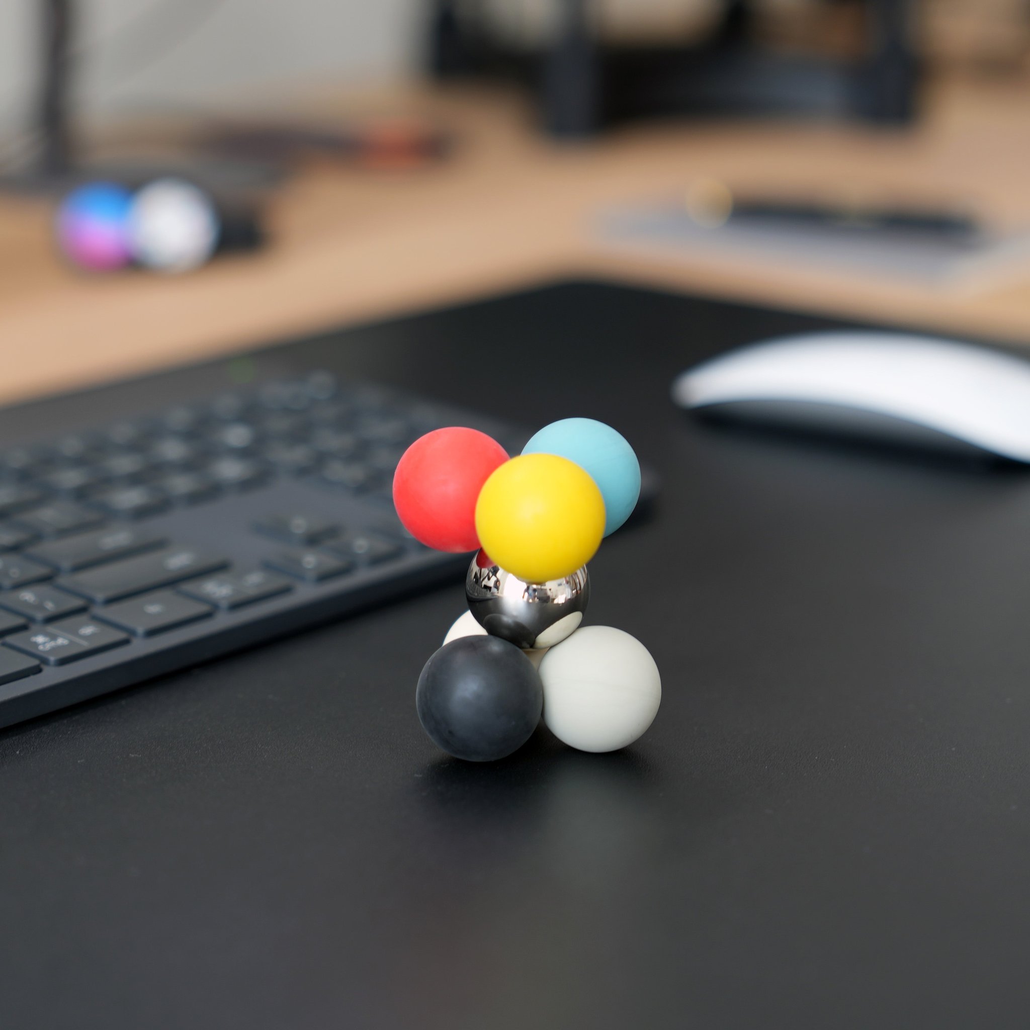 FLUXONS Formation auf einem Schreibtisch neben Tastatur und Maus