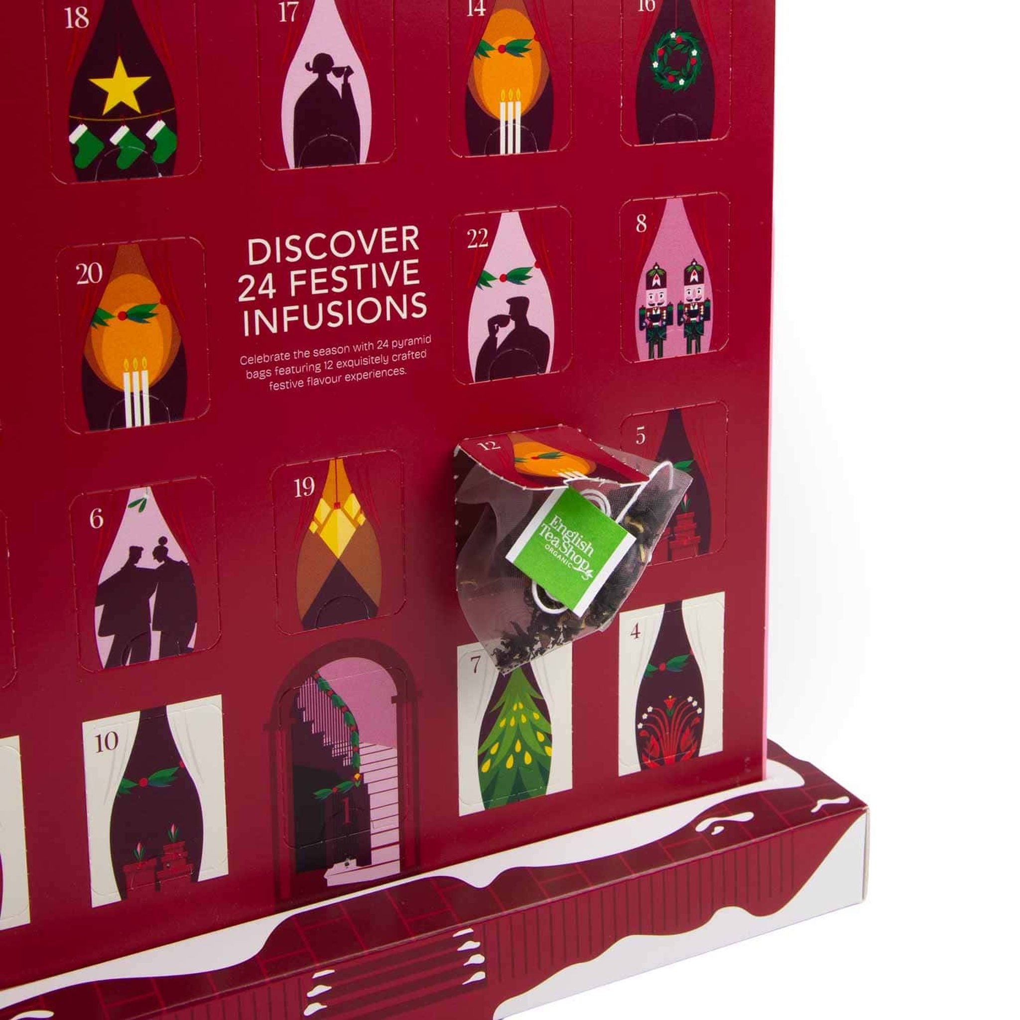 Gros plan d'une case ouverte avec sachet pyramide dans le calendrier de l'Avent au thé