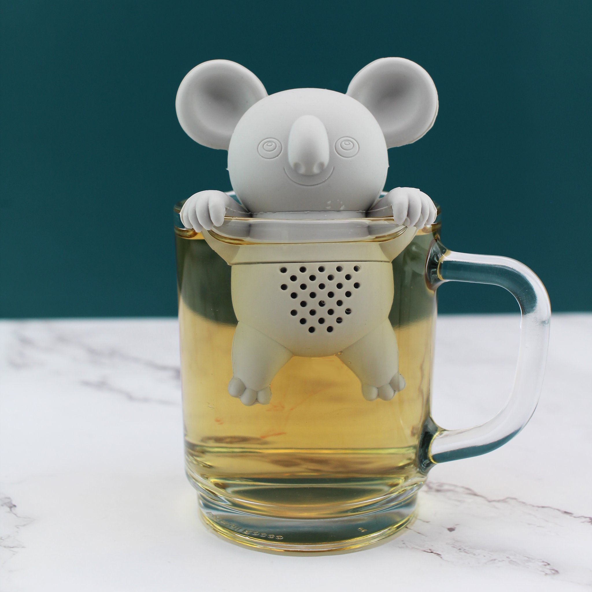 Infusore per tè koala sul bordo di una tazza