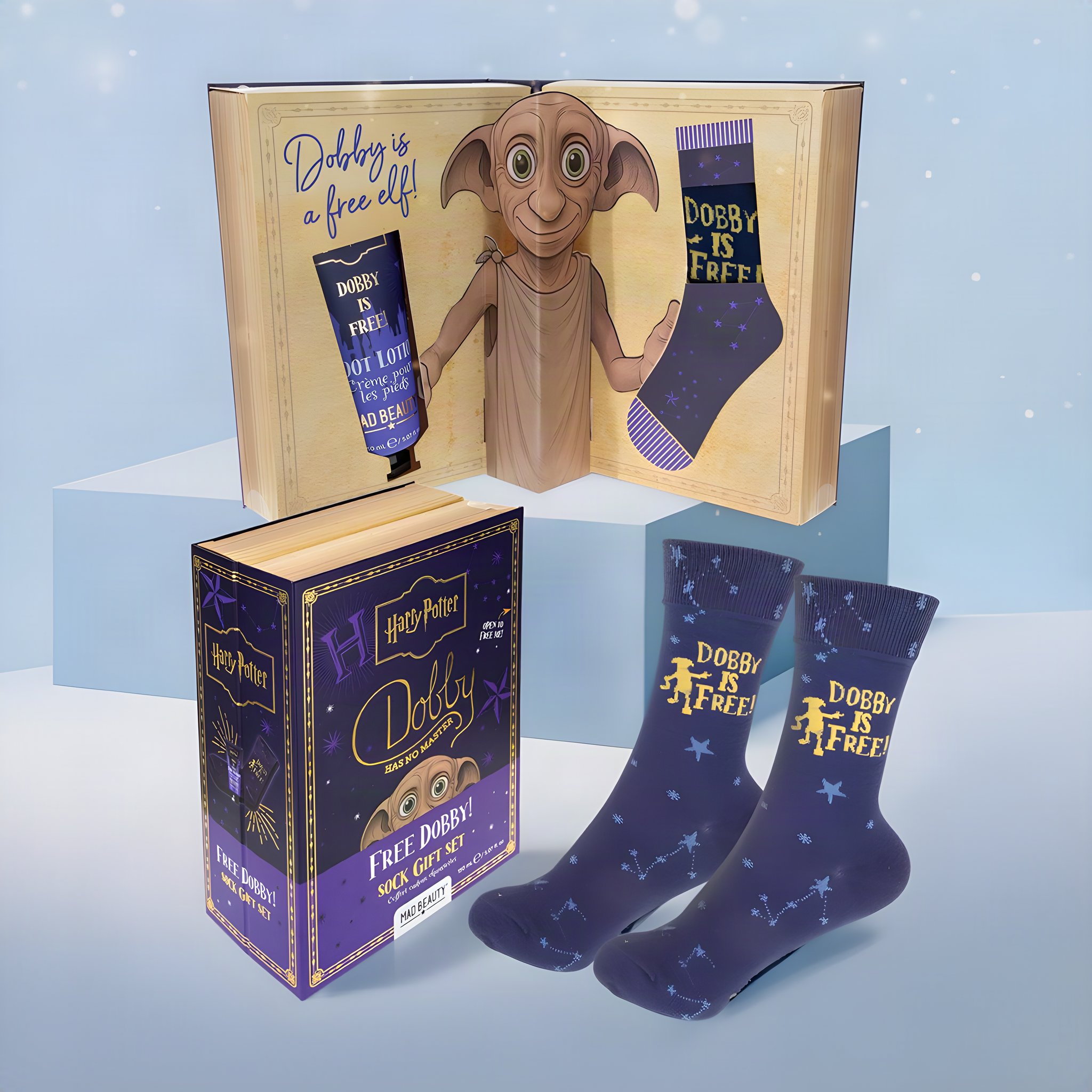 Dobby Geschenkset aufgeklappt mit Fusslotion und Socke, davor die Buchbox und Socken «Dobby is free»
