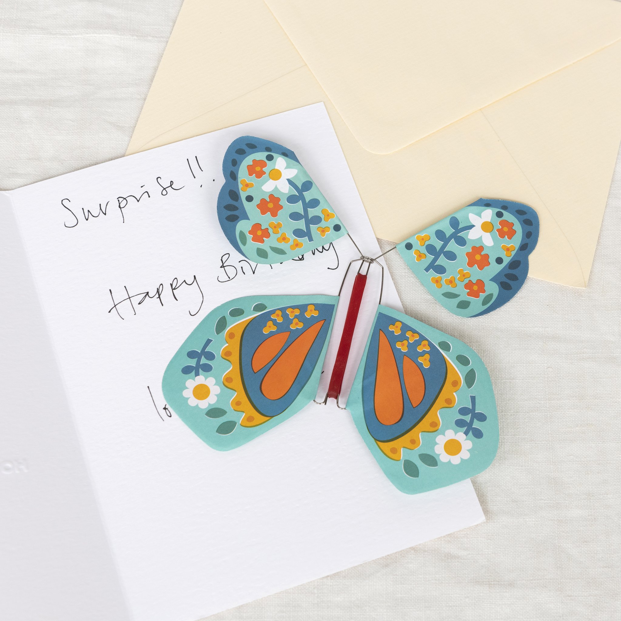 Farfalla magica in un biglietto di compleanno «Surprise!! Happy Birthday»