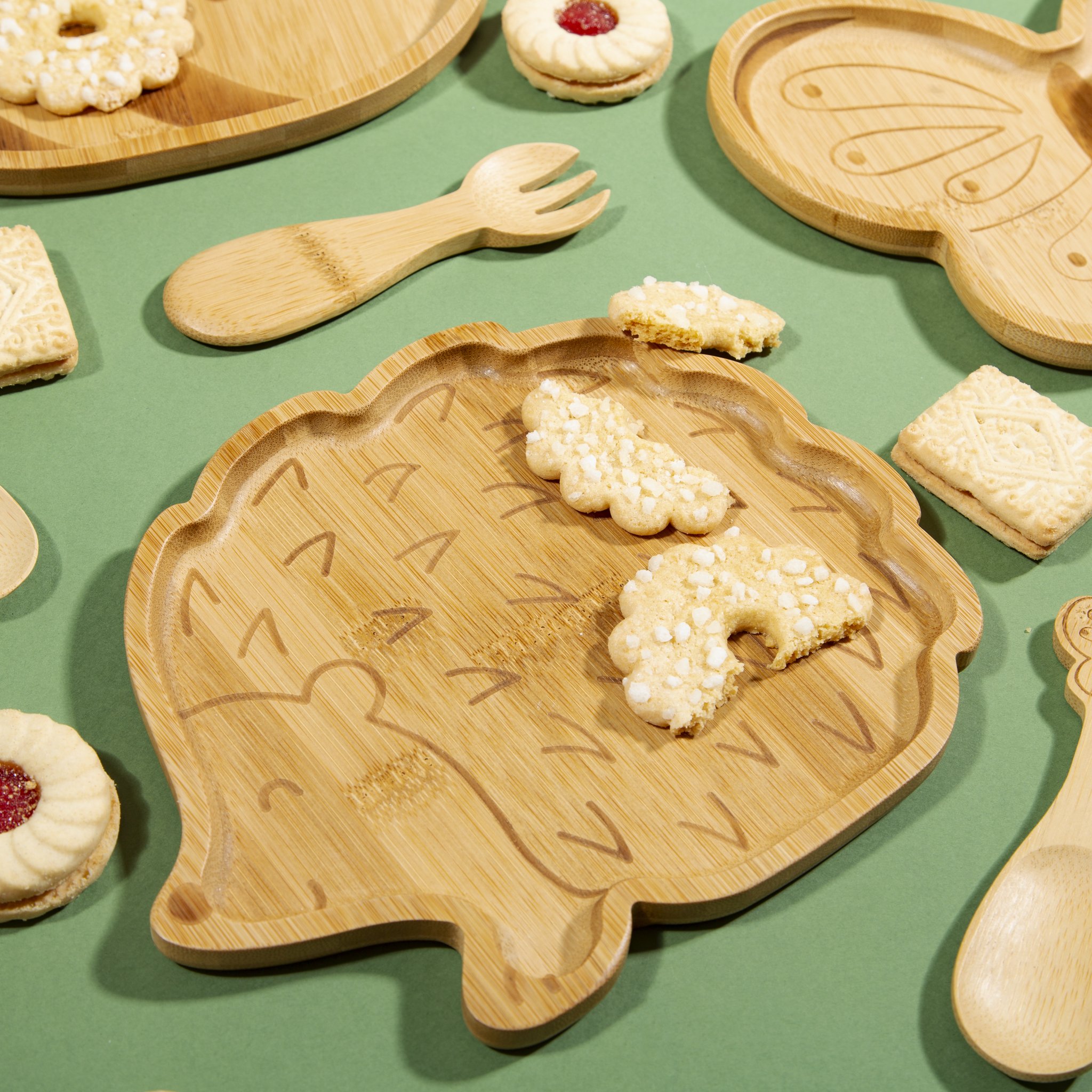 Set assiette et cuillères enfant hérisson Sass & Belle en bambou avec biscuits sur fond vert