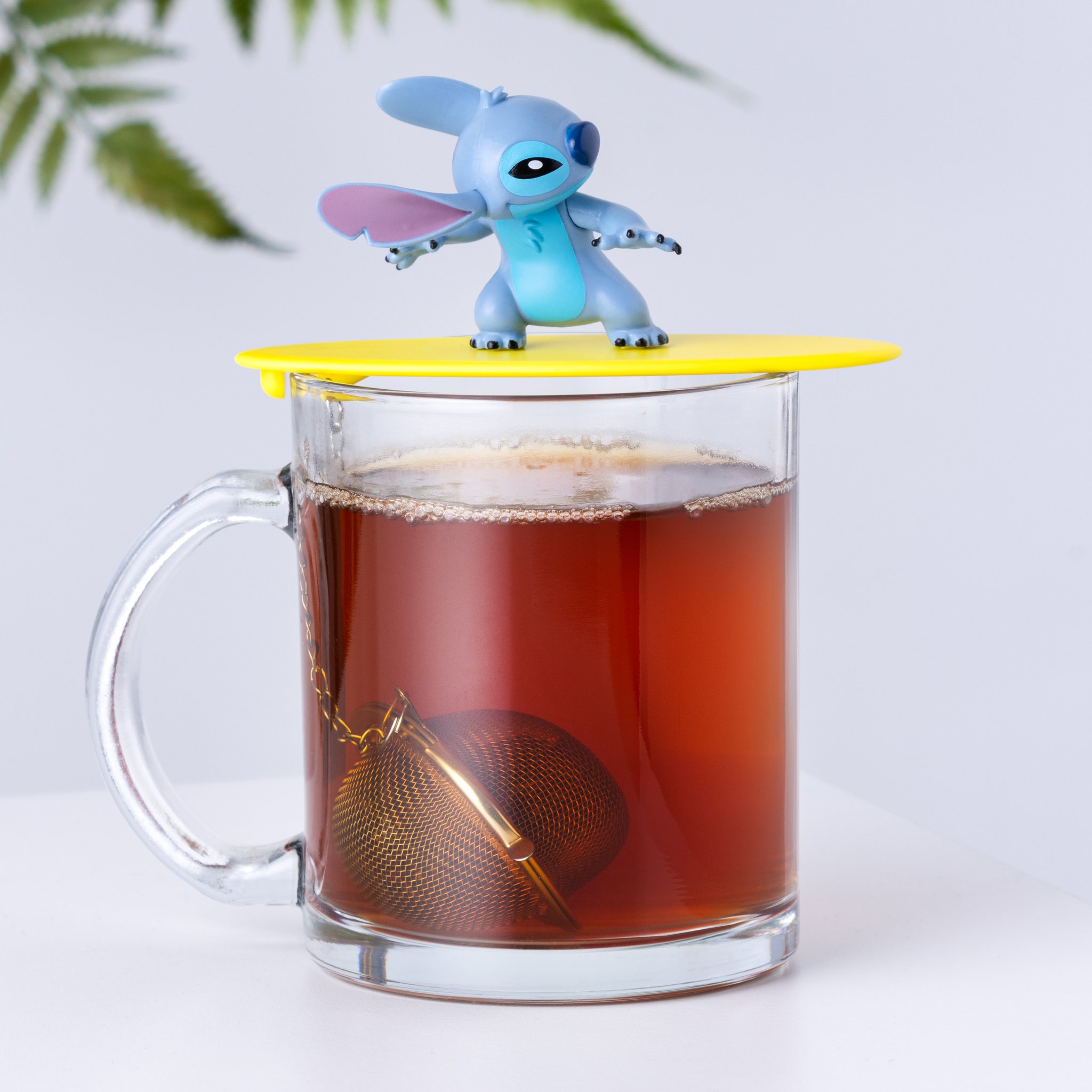 Figurine Stitch posée sur un verre de thé