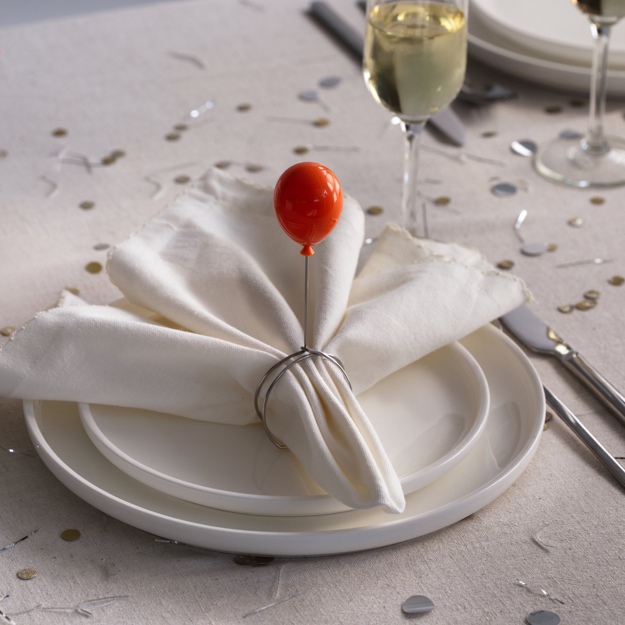 Laid table with a Balloonapkins napkin ring and cutlery