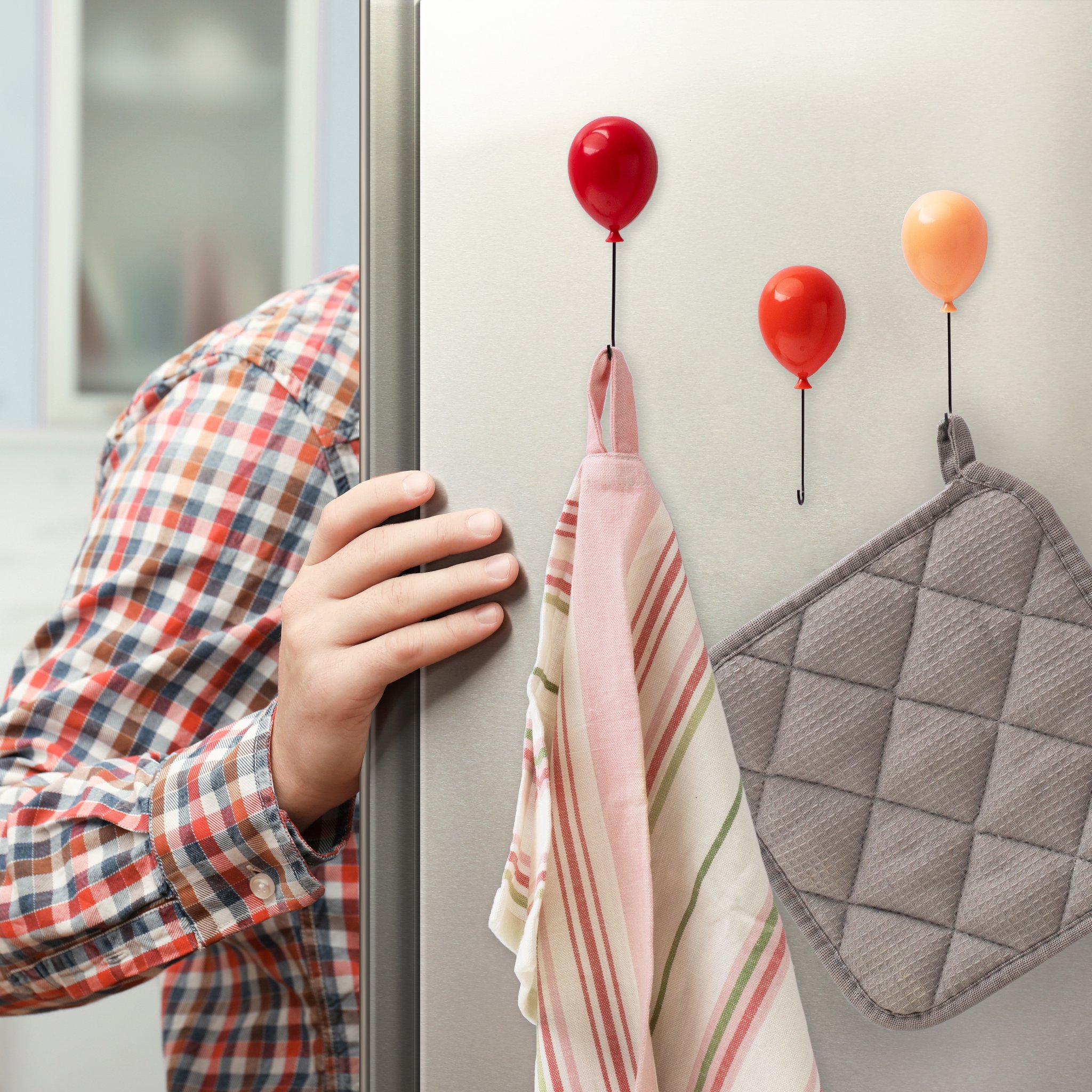 Luftballon Schlüsselhänger mit aufgehängtem Handtuch und Topflappen