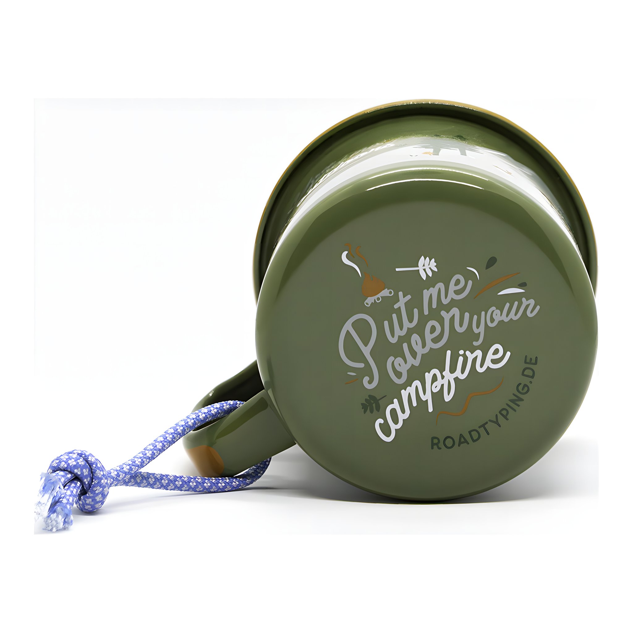 Emaillebecher liegend mit Aufdruck Put me on your campfire am Boden