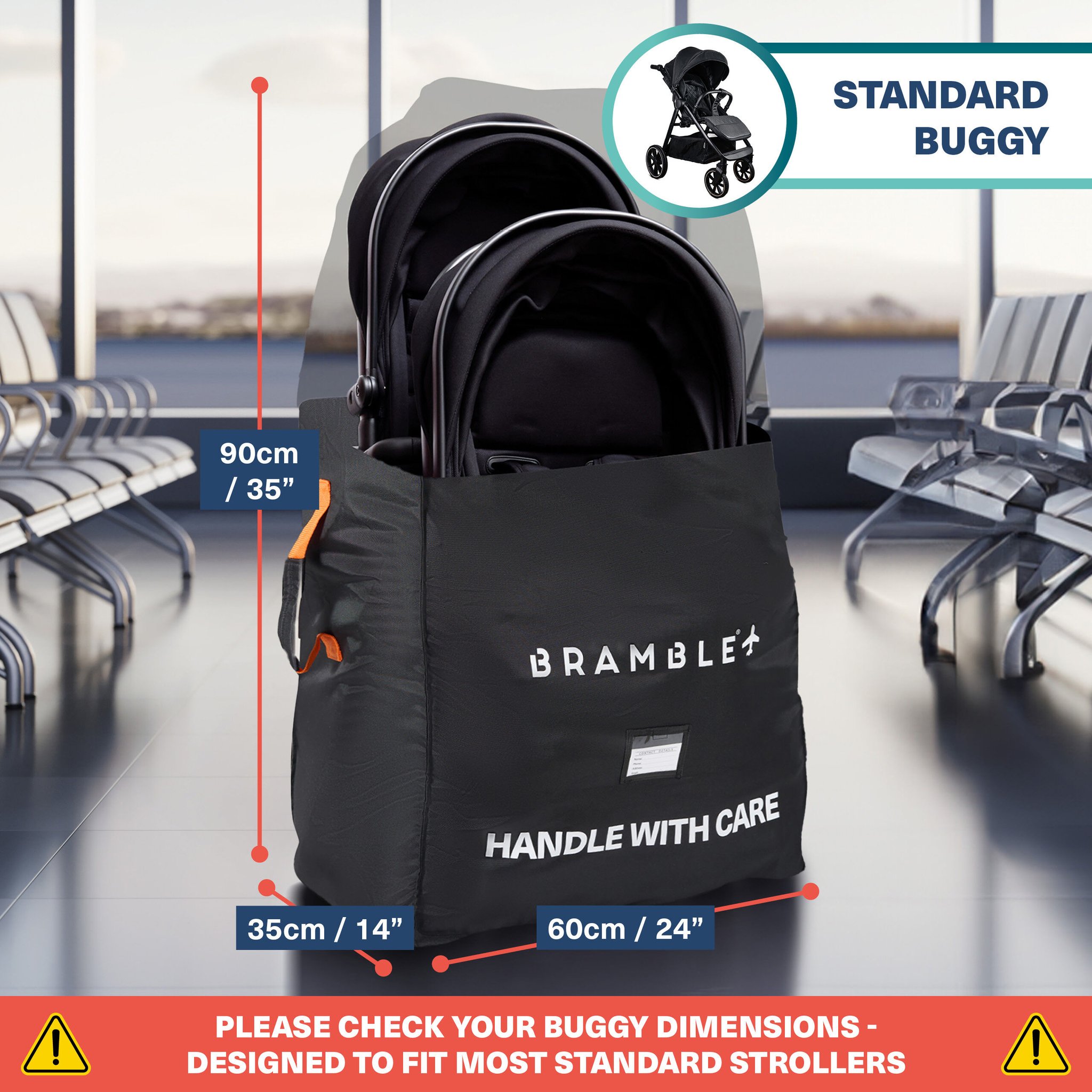 Reisetasche im Wartebereich mit einem zusammengeklappten Standard-Kinderwagen darin