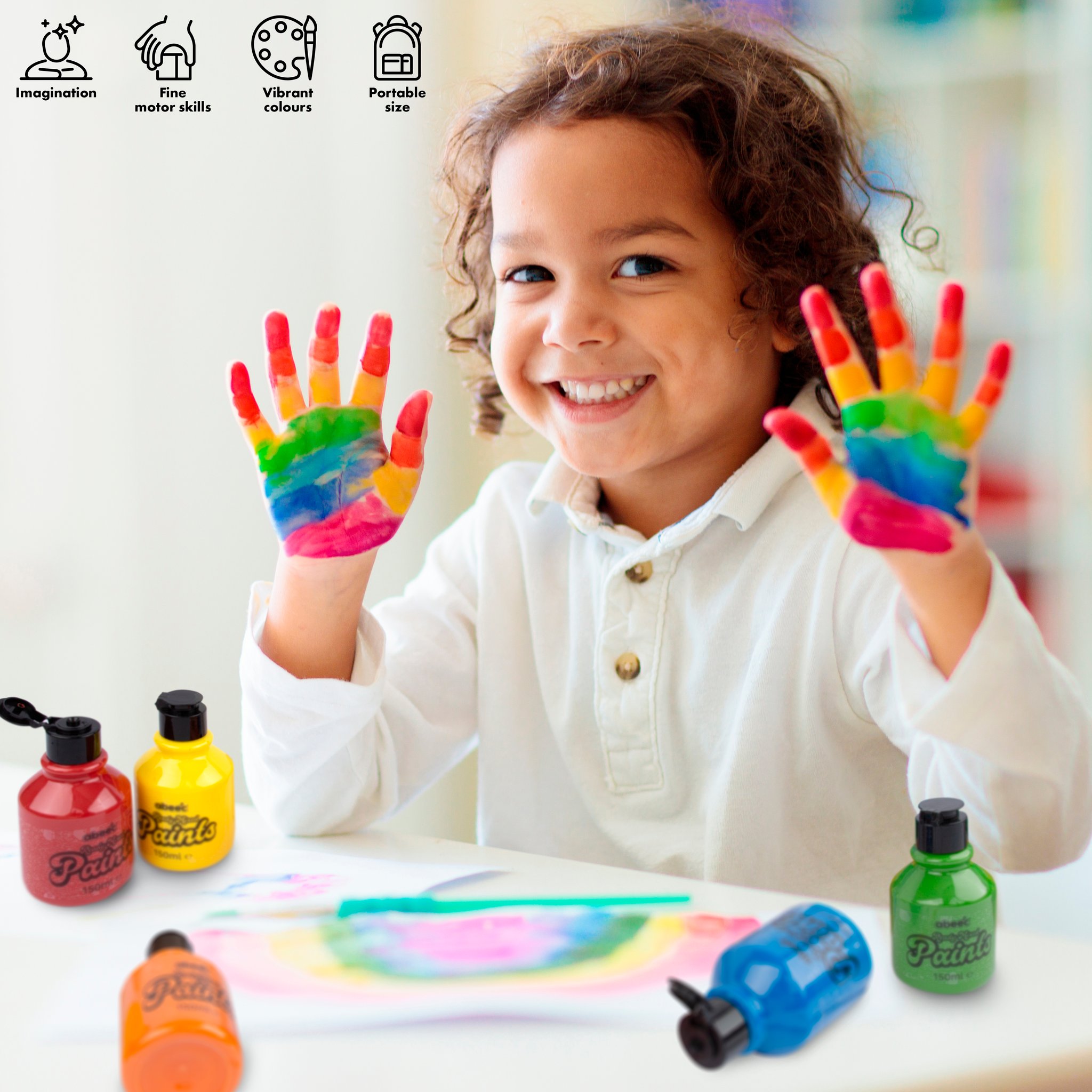 Kind mit bunt bemalten Händen und abeec Fertigfarben