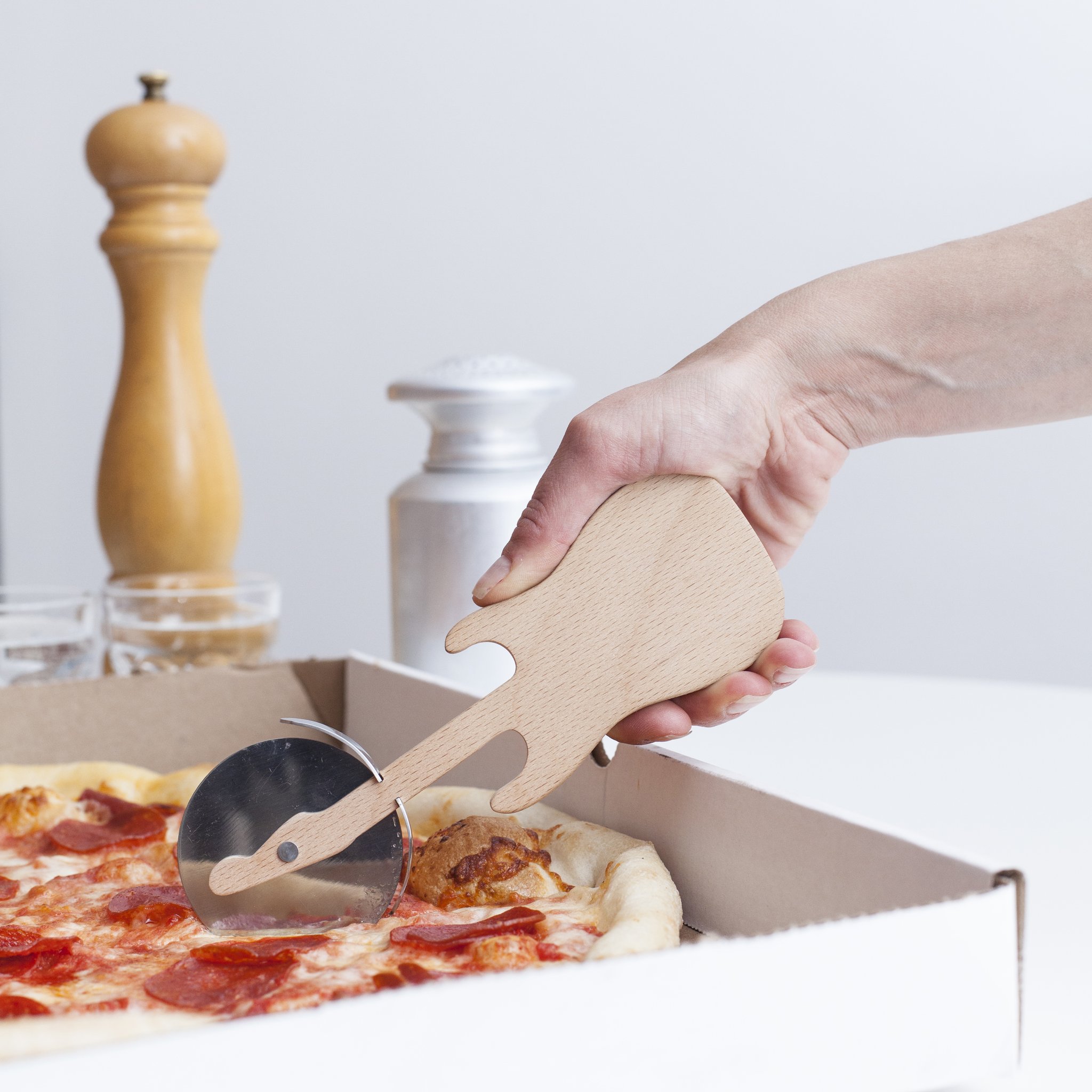 Pizzaschneider Gitarre – Lifestyle Hochformat