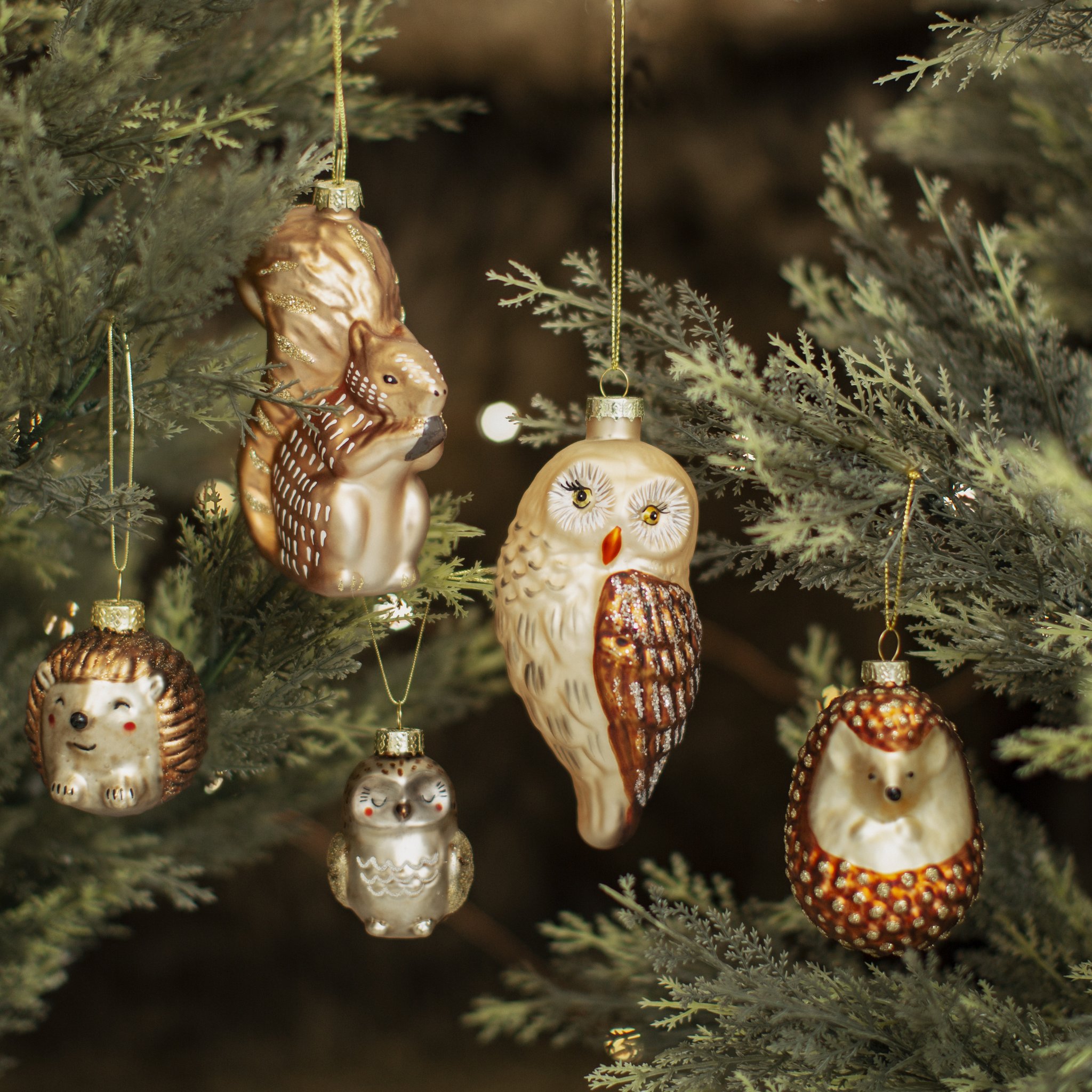 Décoration de sapin hibou avec ornements écureuil et hérisson dans le sapin