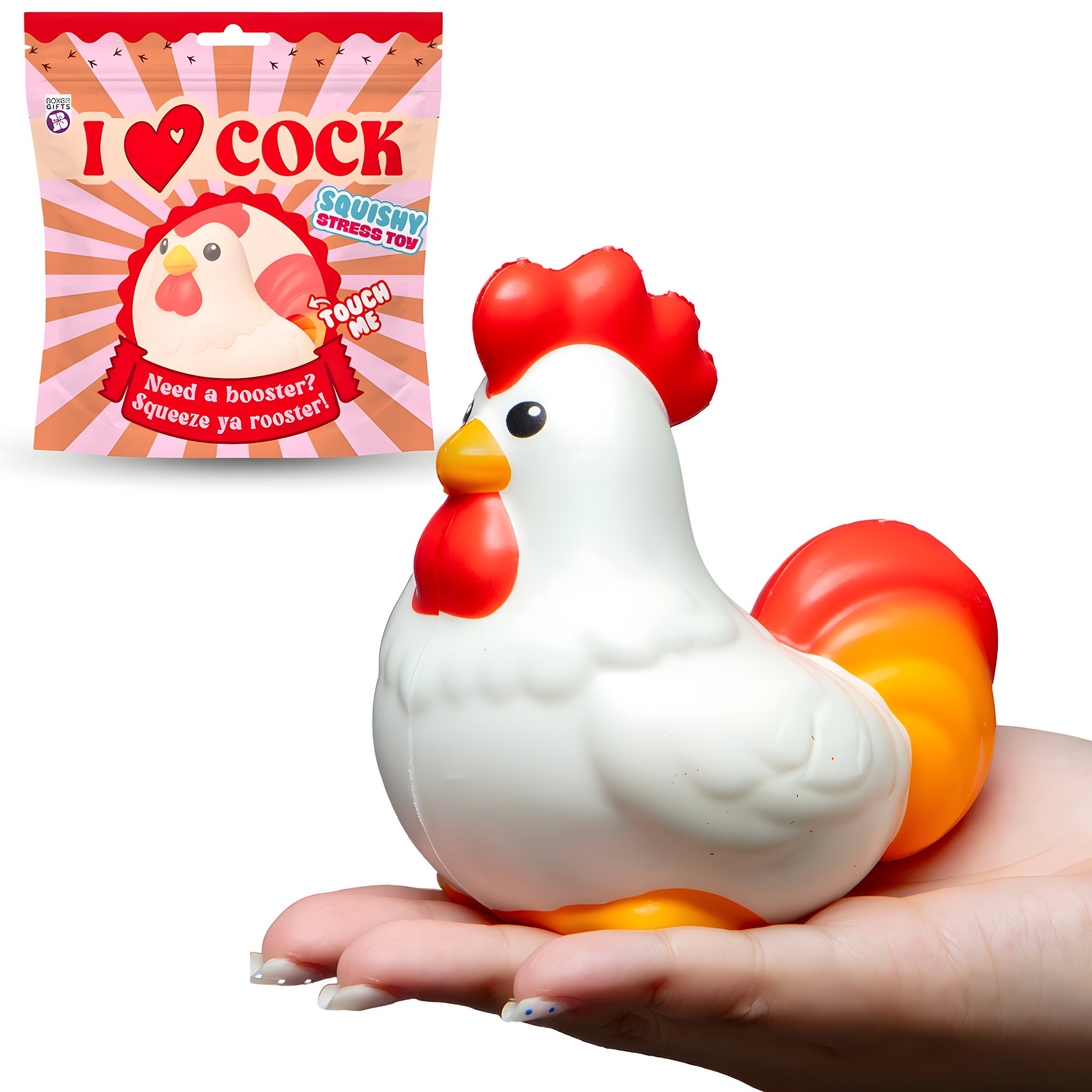 Une main tient le squishy coq blanc et rouge I Love Cock à côté de son sachet imprimé