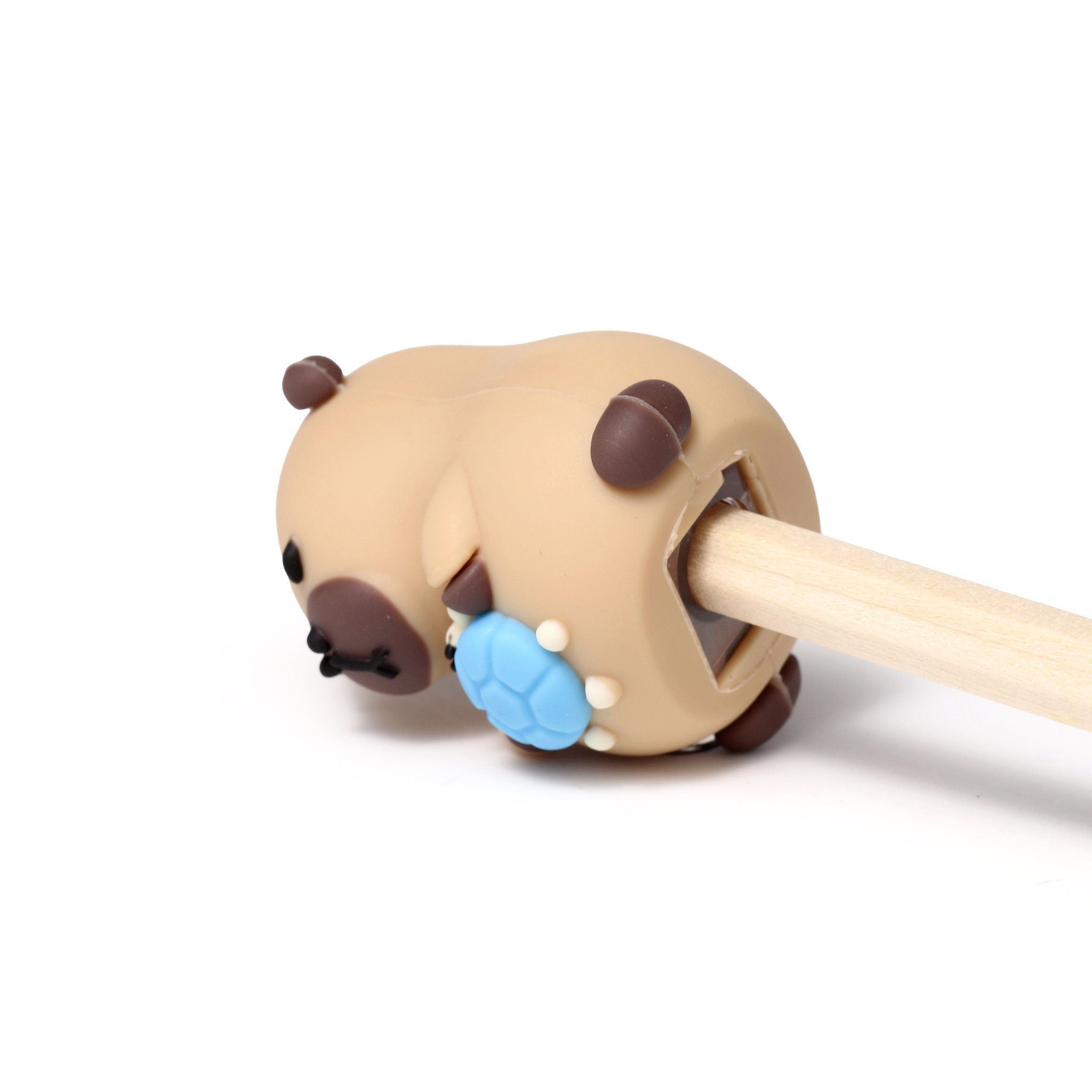 Crayon dans le taille-crayon capybara en action