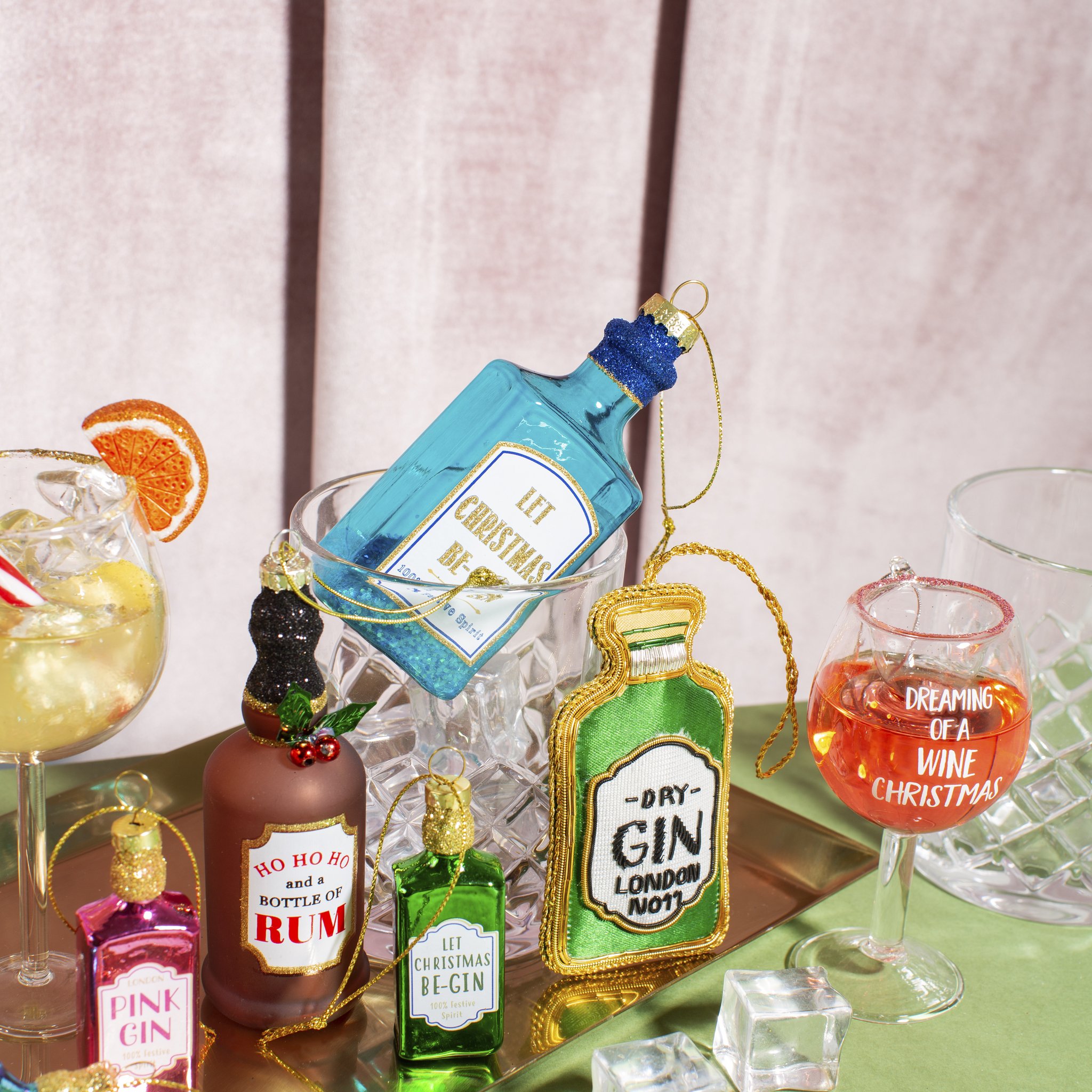 Décorations de sapin gin dans la scène de bar avec ornements cocktails et bouteilles