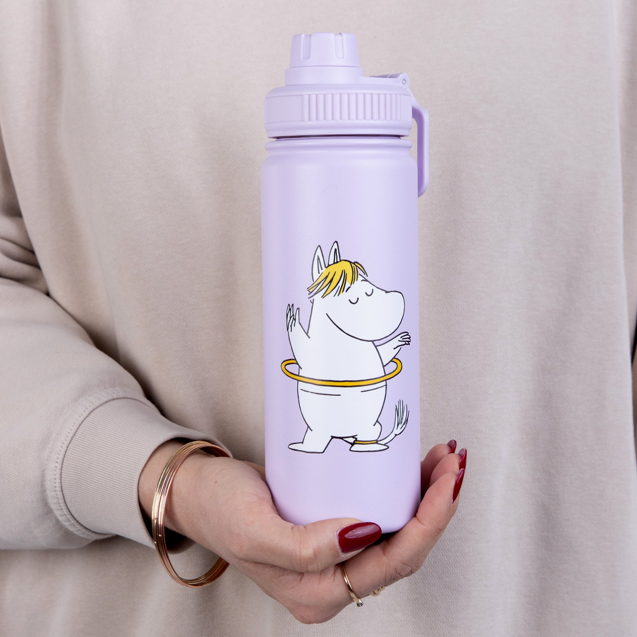 Snorkmaiden Thermoflasche Lifestyle mit Model im Gebrauch