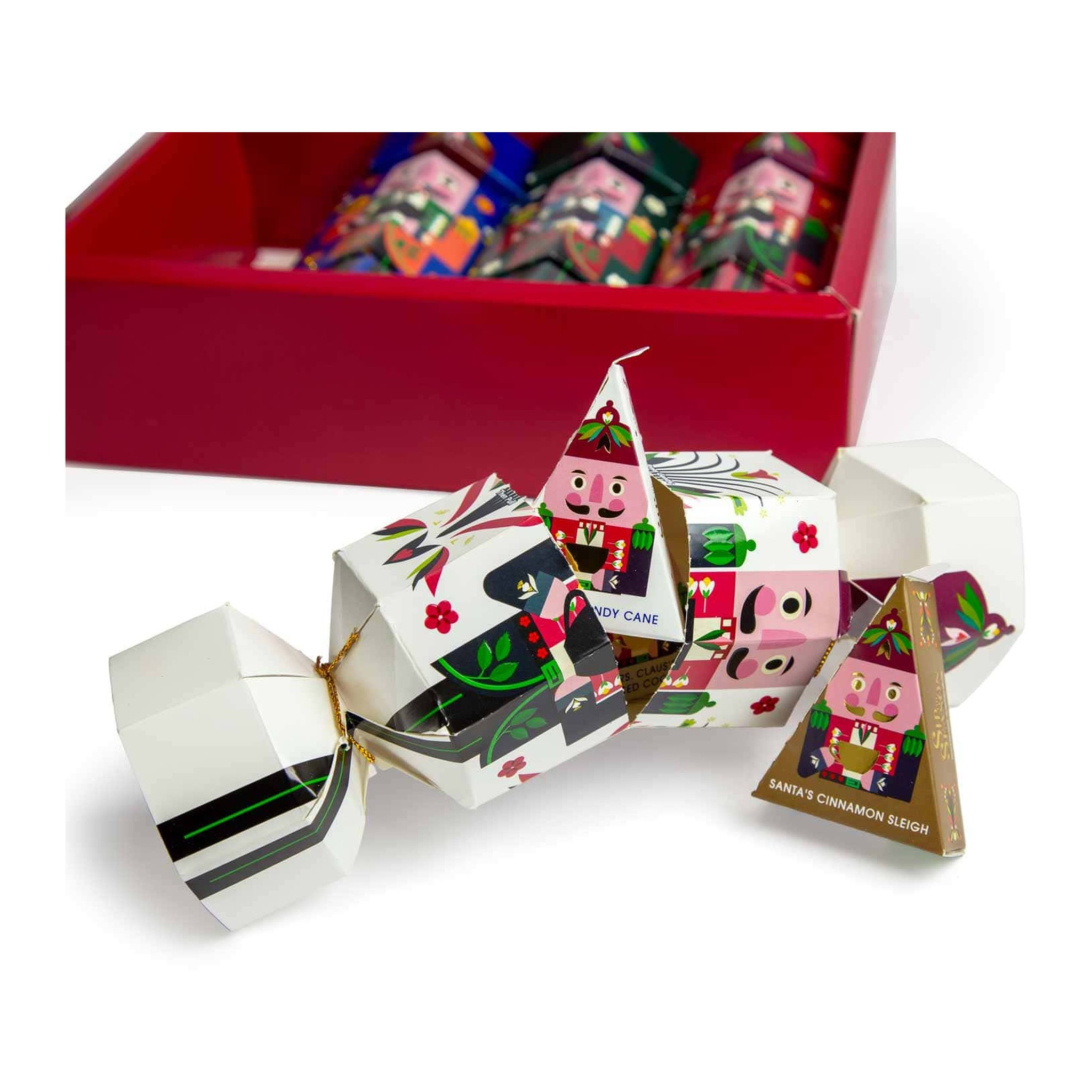 Étui casse-noisette ouvert avec pyramide Santa's Cinnamon Sleigh devant le coffret rouge