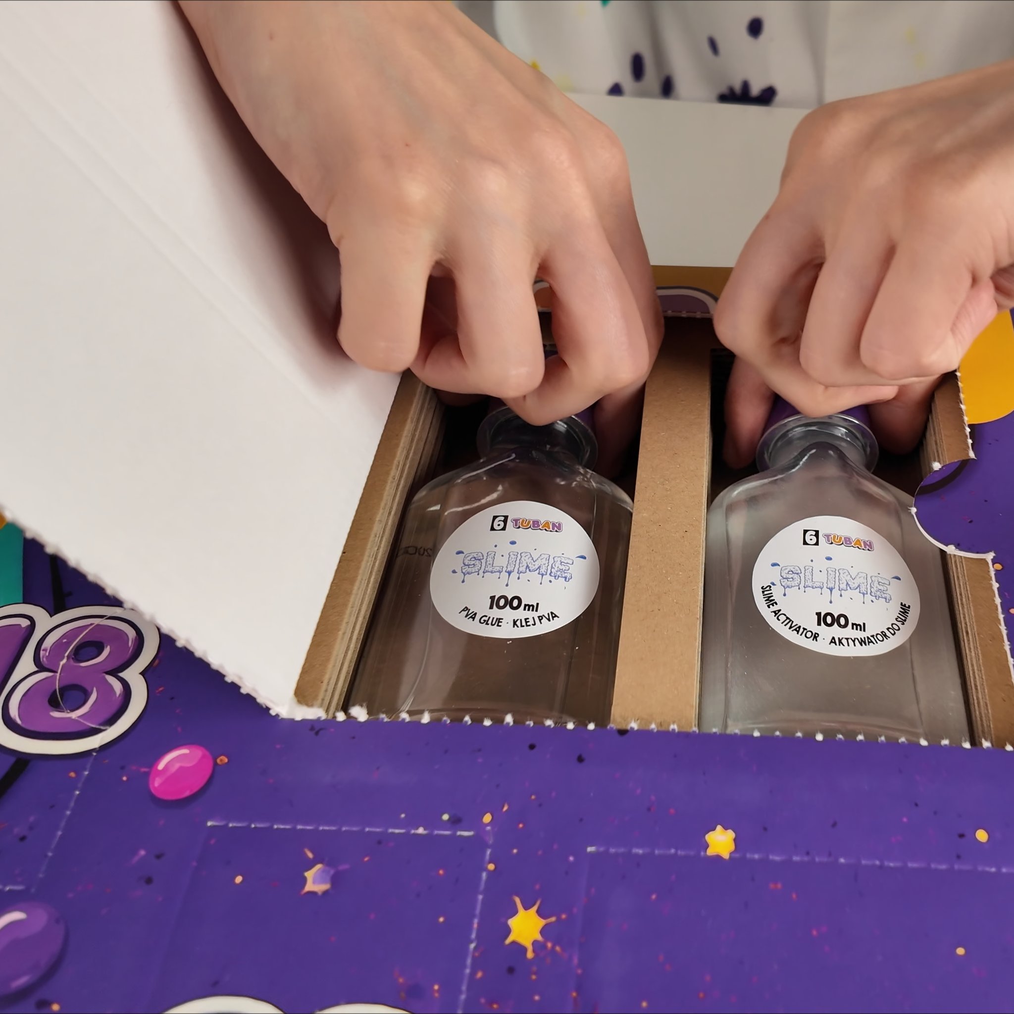 Geöffnetes Doppeltürchen mit zwei Flaschen für die Slime-Herstellung