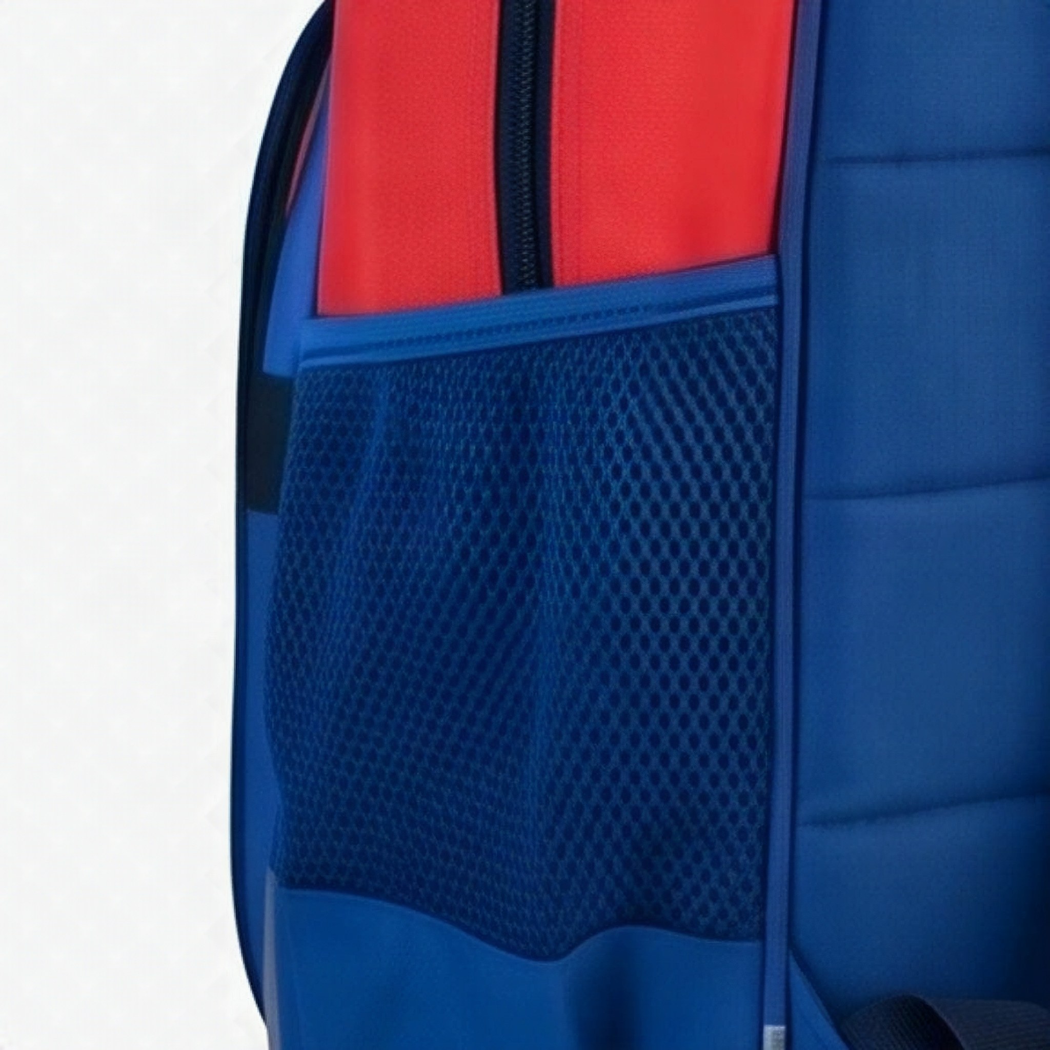Detail of the side mesh pocket and the roomy front pocket