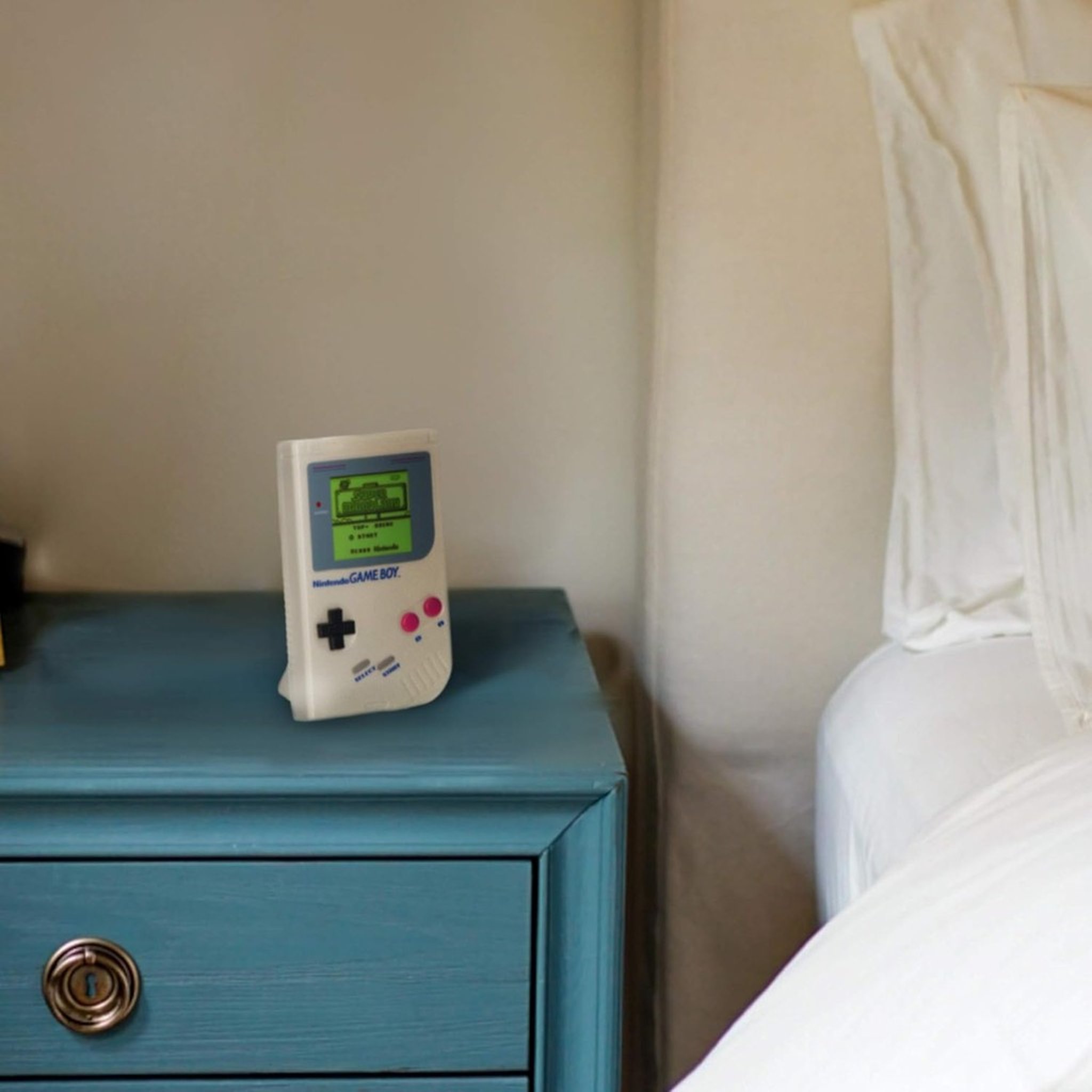 Game-Boy-Nachtlicht auf einem Nachttisch neben dem Bett
