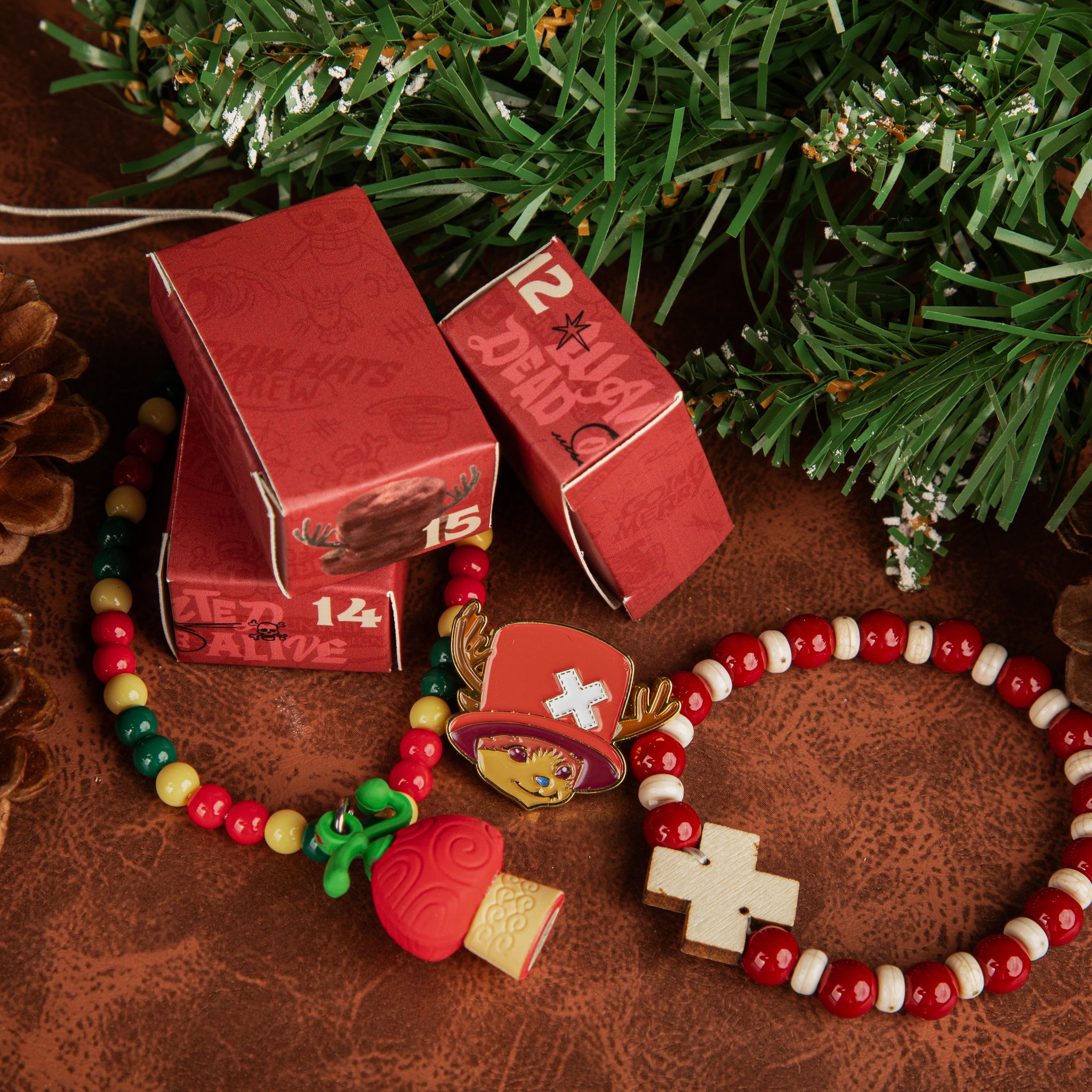 Bracelet, pin's et bijou de téléphone du calendrier de l'Avent Chopper